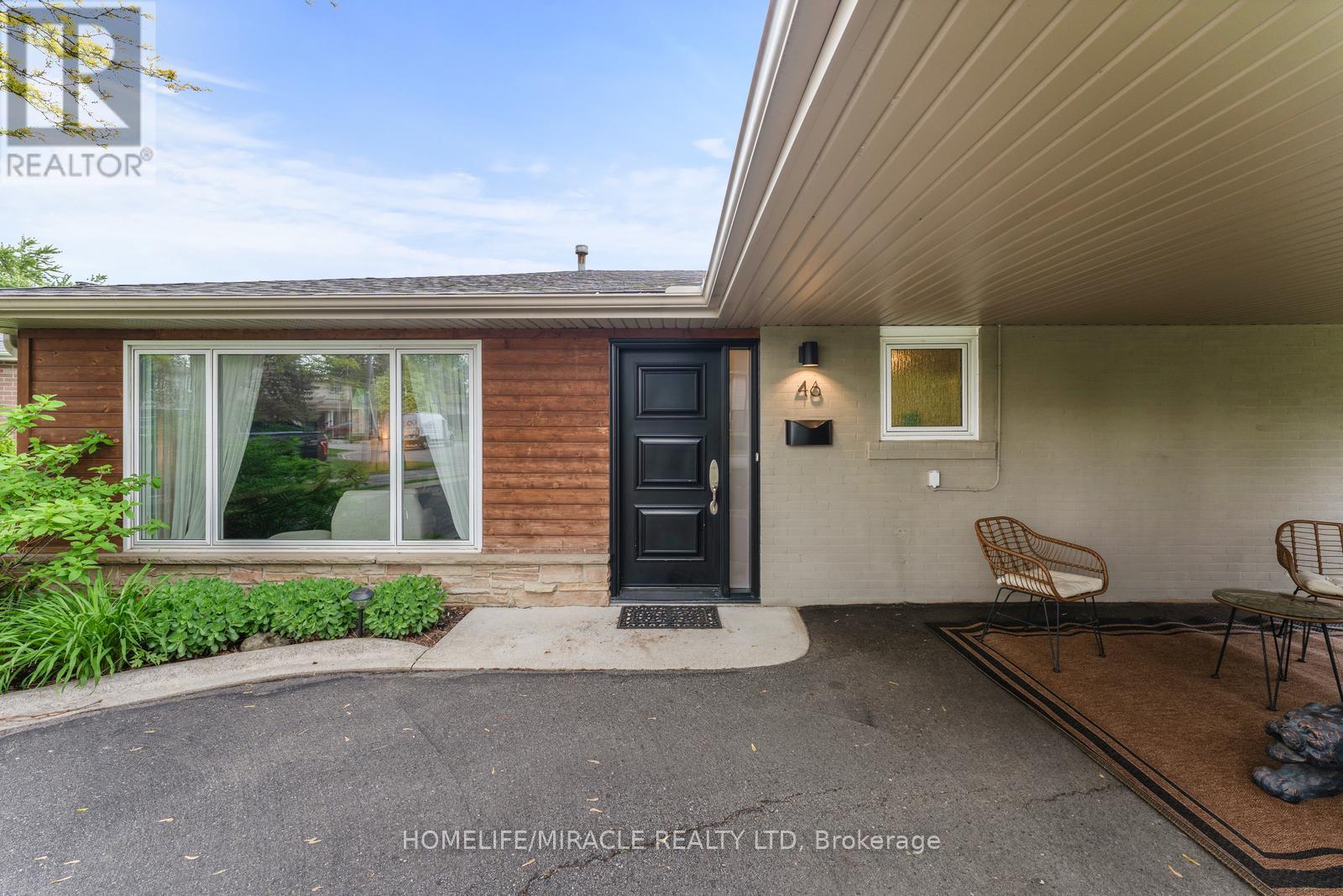 46 Farmington Drive, Brampton (Brampton East), Ontario  L6W 2V2 - Photo 9 - W12225538