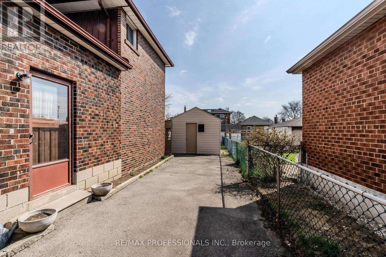 45 Chartwell Road, Toronto (Stonegate-Queensway), Ontario  M8Z 4E9 - Photo 11 - W12225686