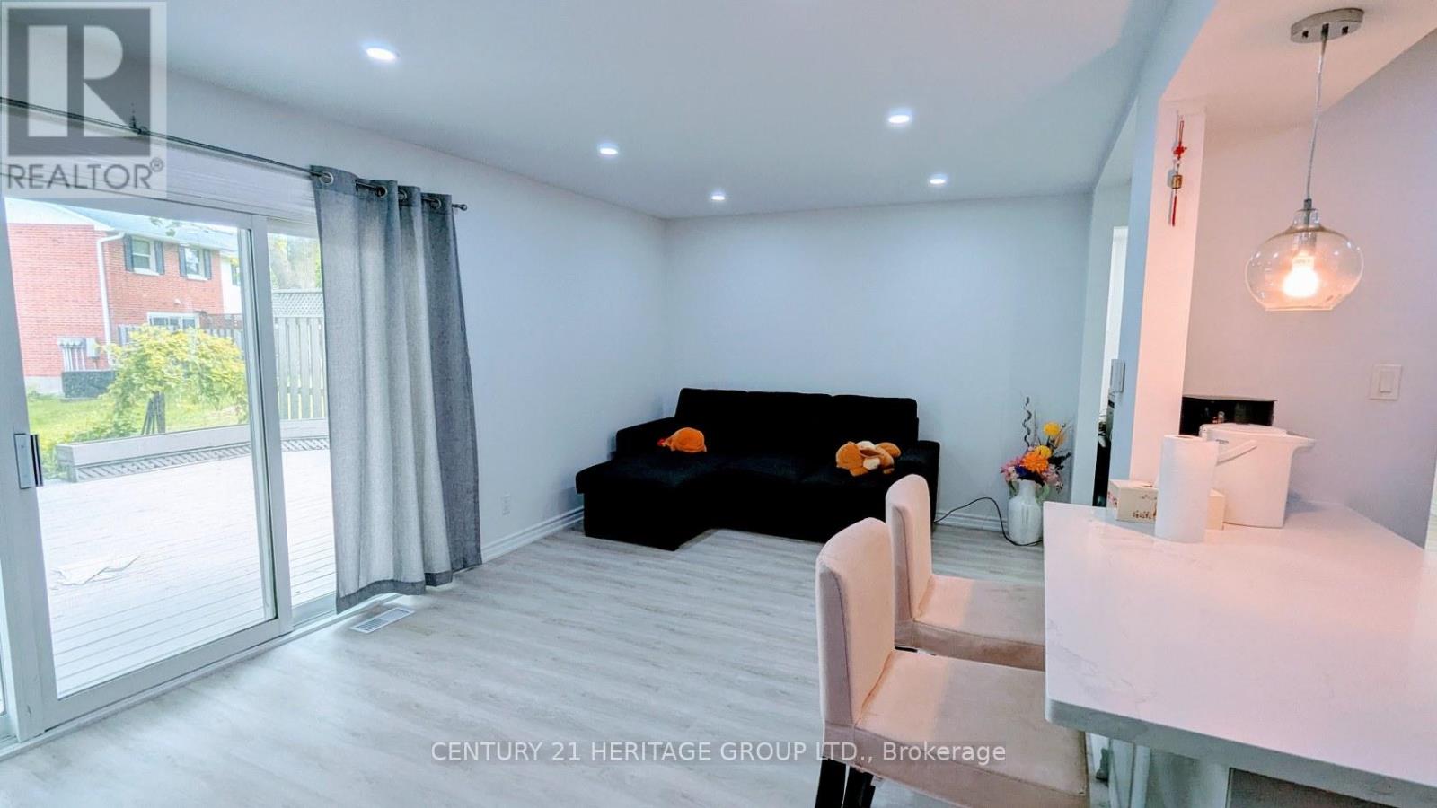 5 - 431 Keats Way, Waterloo, Ontario  N2L 5S7 - Photo 10 - X12225562