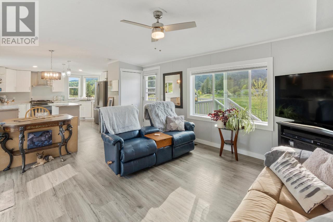 948 Bridgeview Road, Castlegar, British Columbia  V1N 4K9 - Photo 17 - 2479172