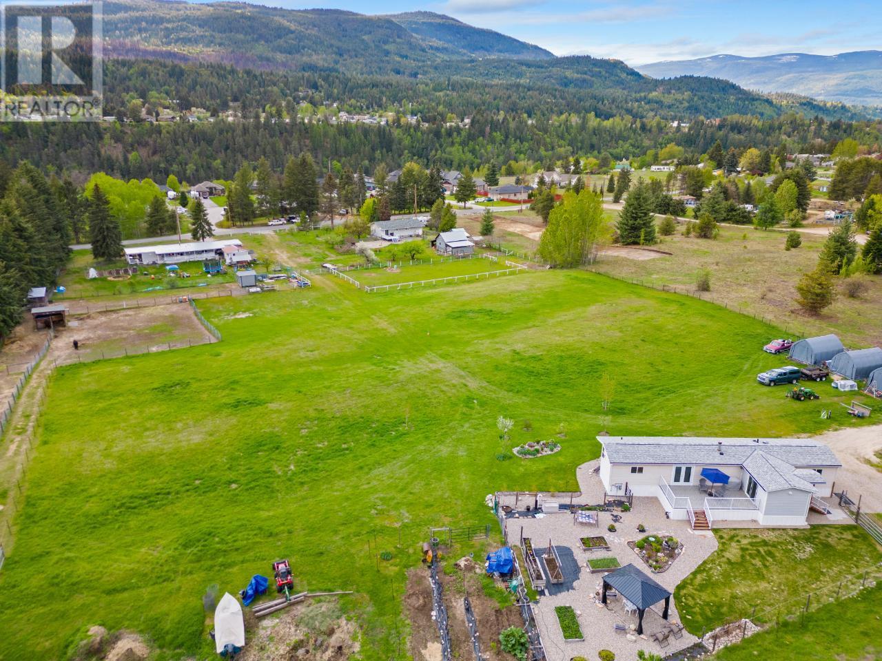948 Bridgeview Road, Castlegar, British Columbia  V1N 4K9 - Photo 4 - 2479172