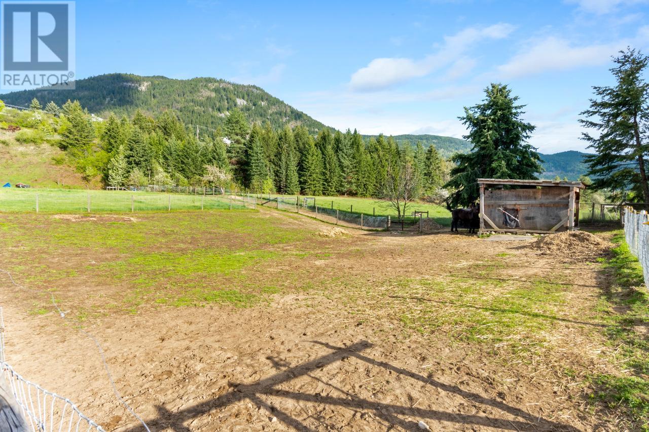 948 Bridgeview Road, Castlegar, British Columbia  V1N 4K9 - Photo 39 - 2479172