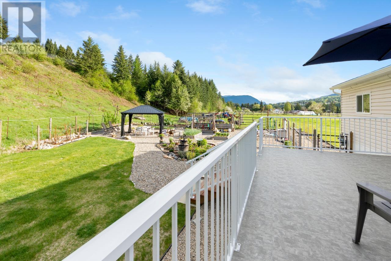 948 Bridgeview Road, Castlegar, British Columbia  V1N 4K9 - Photo 33 - 2479172