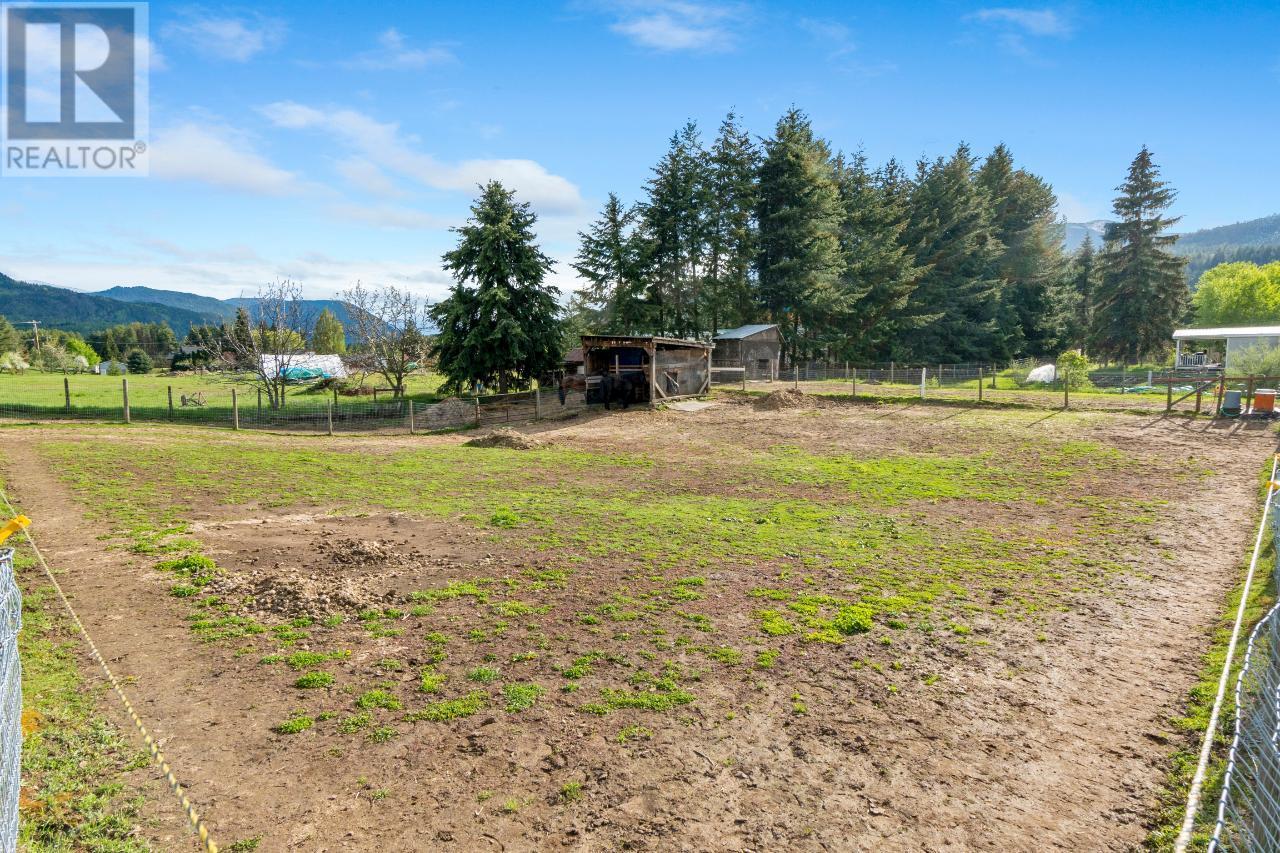 948 Bridgeview Road, Castlegar, British Columbia  V1N 4K9 - Photo 40 - 2479172