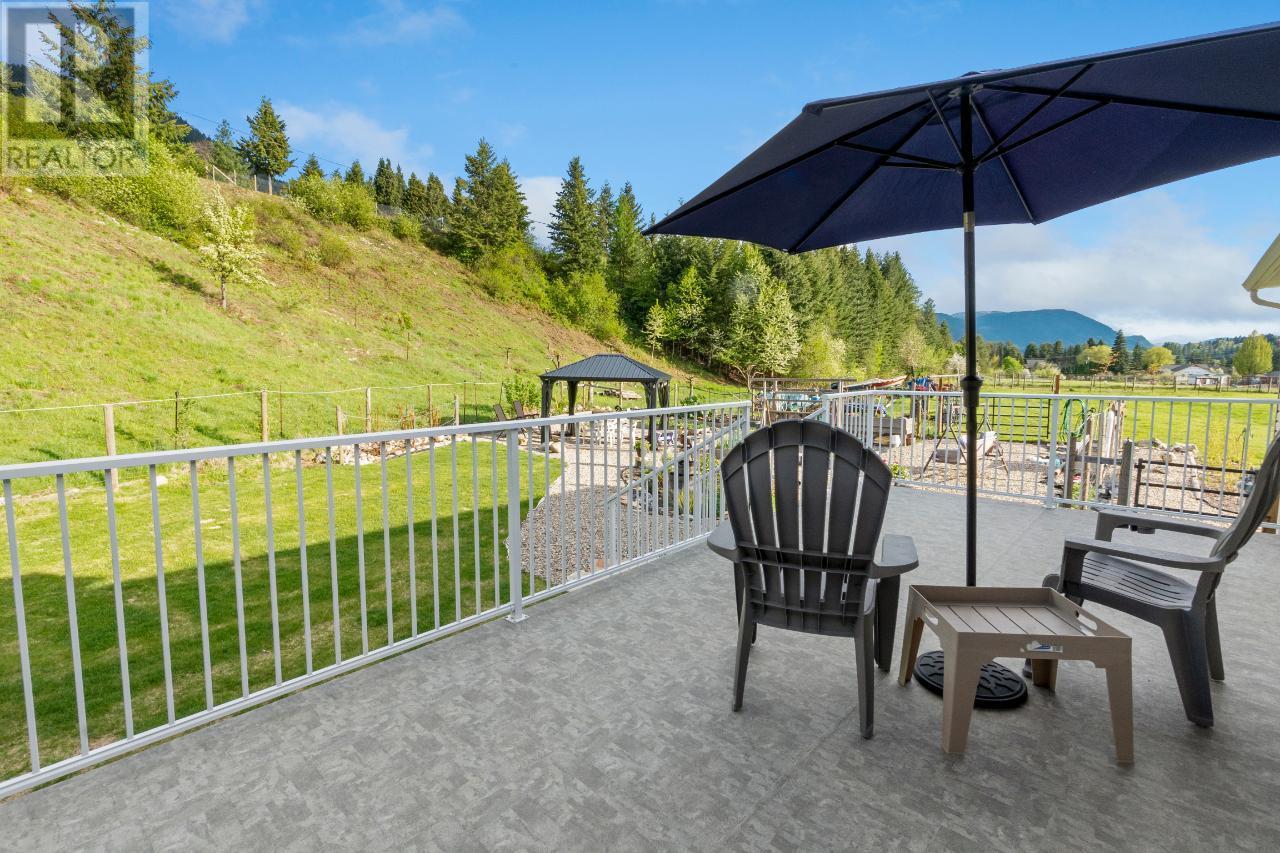 948 Bridgeview Road, Castlegar, British Columbia  V1N 4K9 - Photo 32 - 2479172