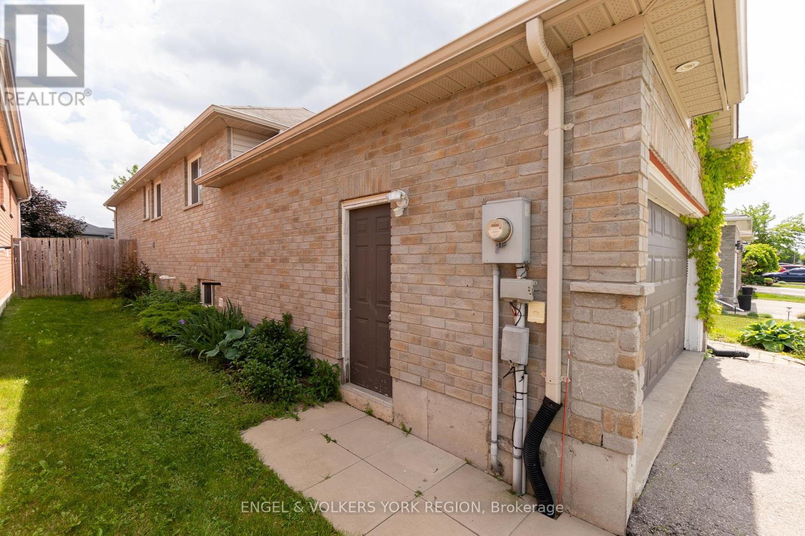 Property at 125 SOVEREIGN'S GATE image 5