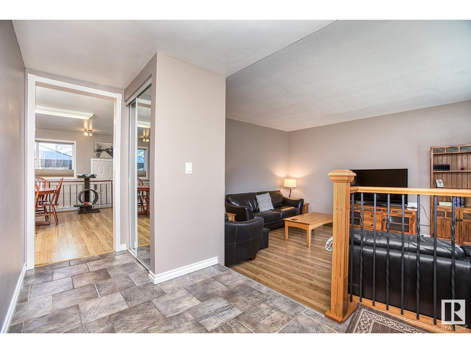 Property at 10515 46 ST NW image 3