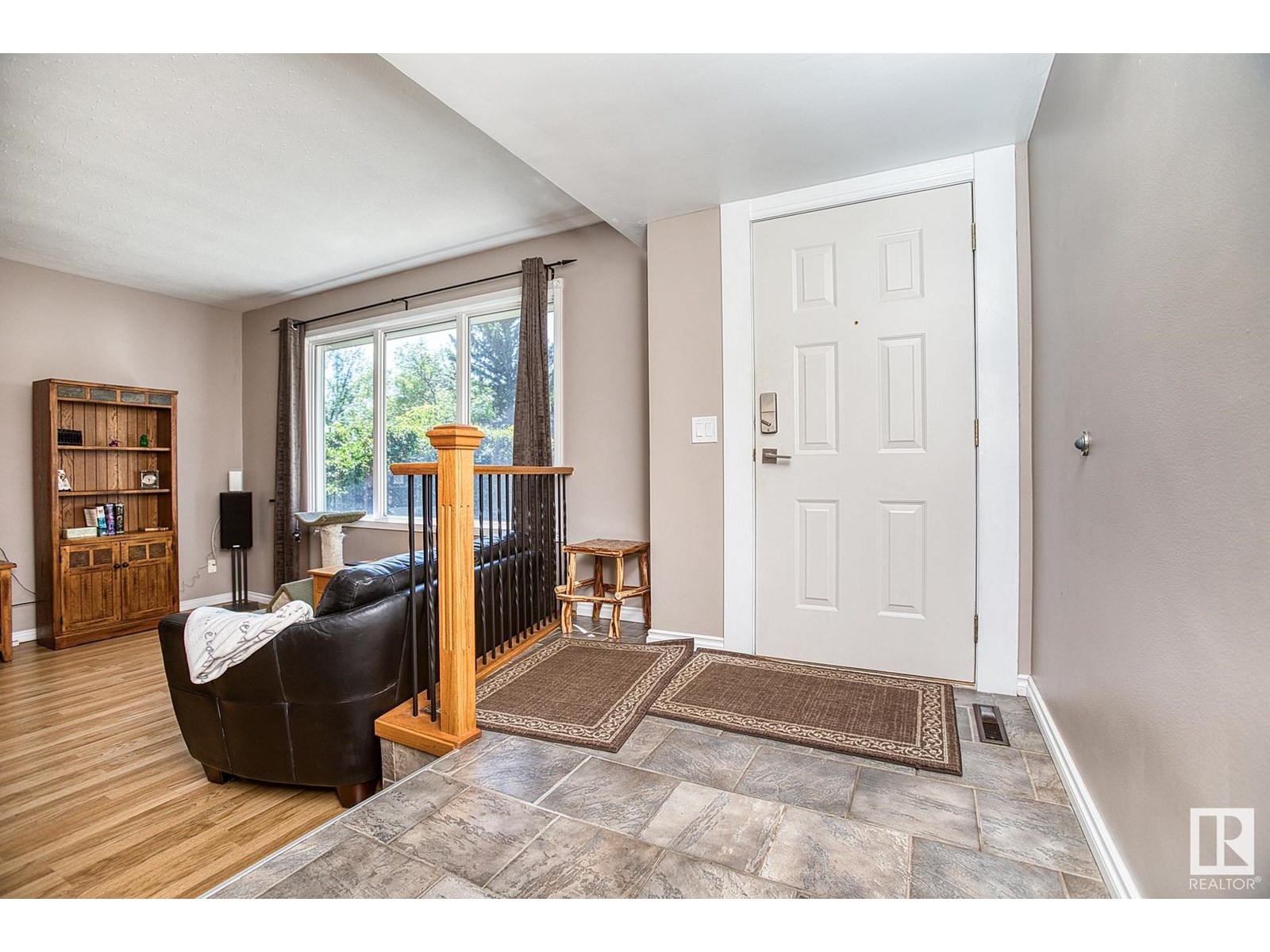 Property at 10515 46 ST NW image 2