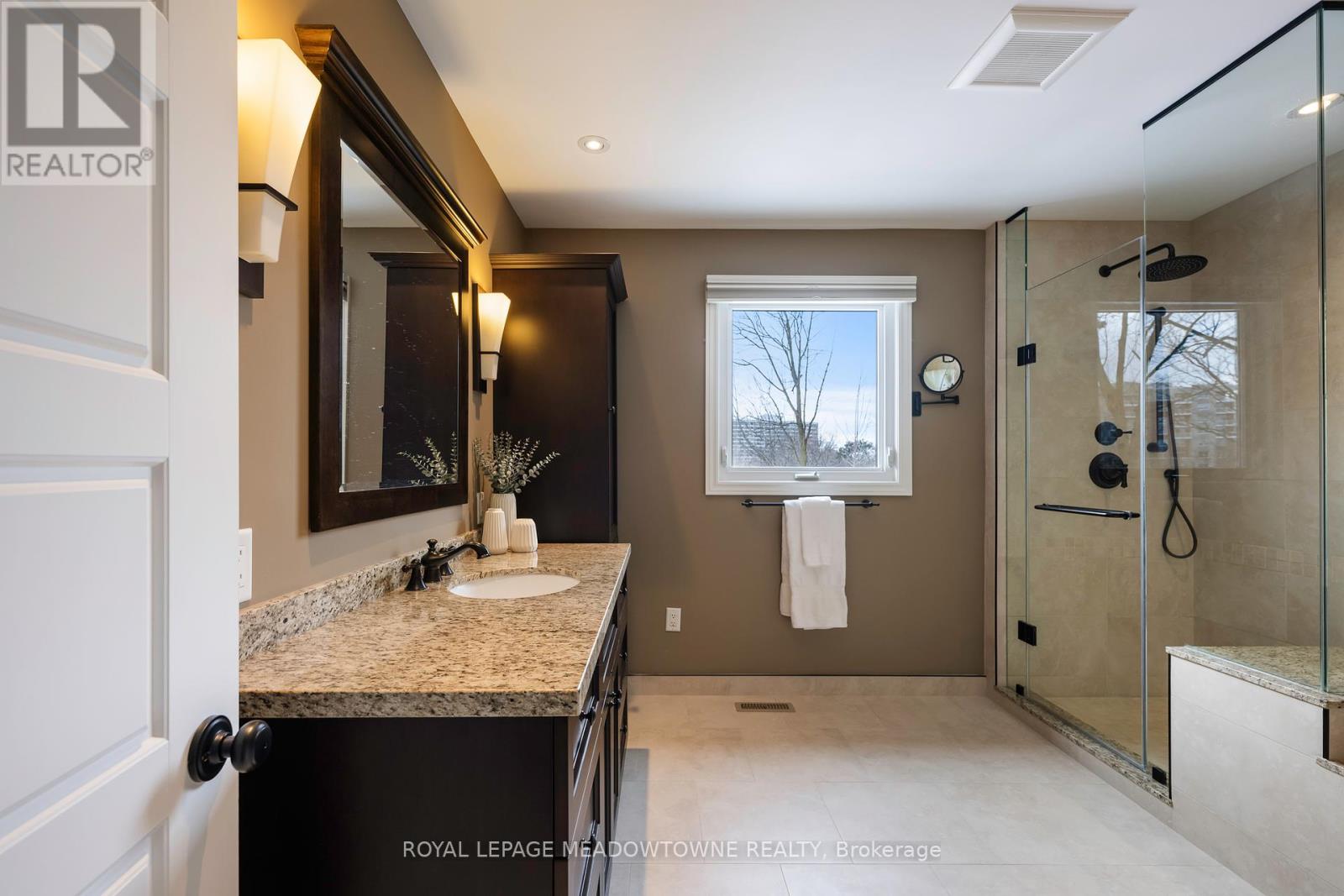 28 Pine Tree Crescent, Brampton (Brampton East), Ontario  L6W 1C8 - Photo 21 - W12225889