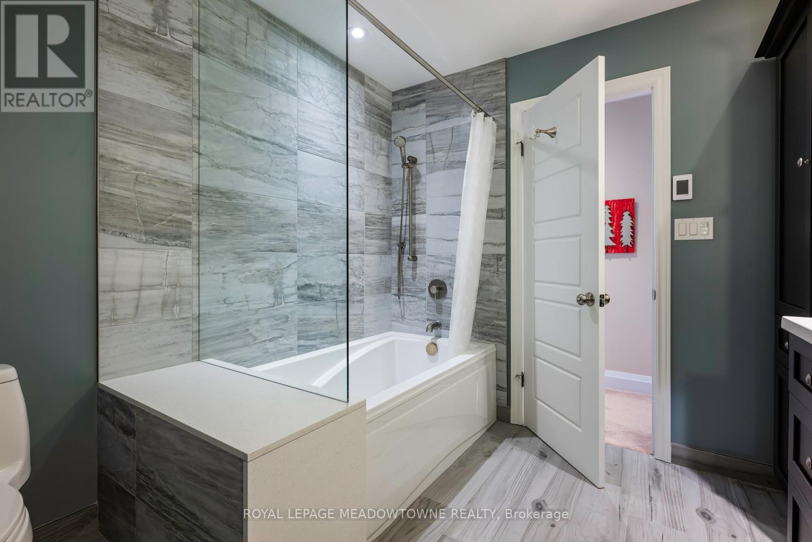 28 Pine Tree Crescent, Brampton (Brampton East), Ontario  L6W 1C8 - Photo 25 - W12225889