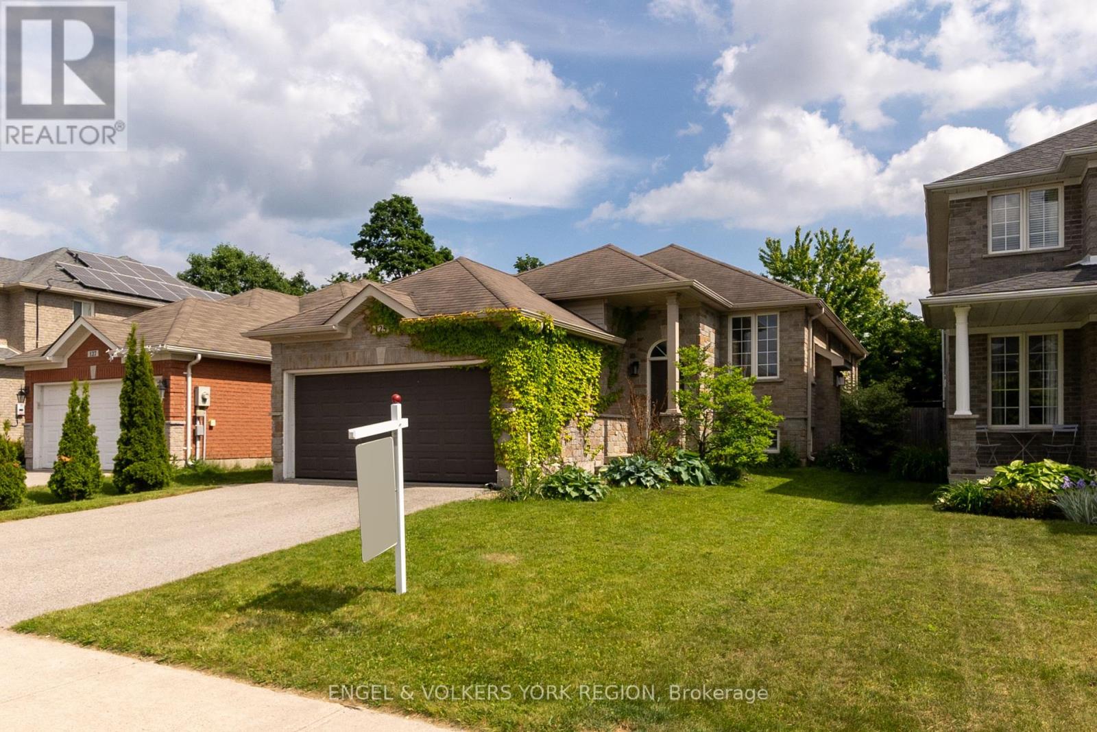 Property at 125 SOVEREIGN'S GATE image 1