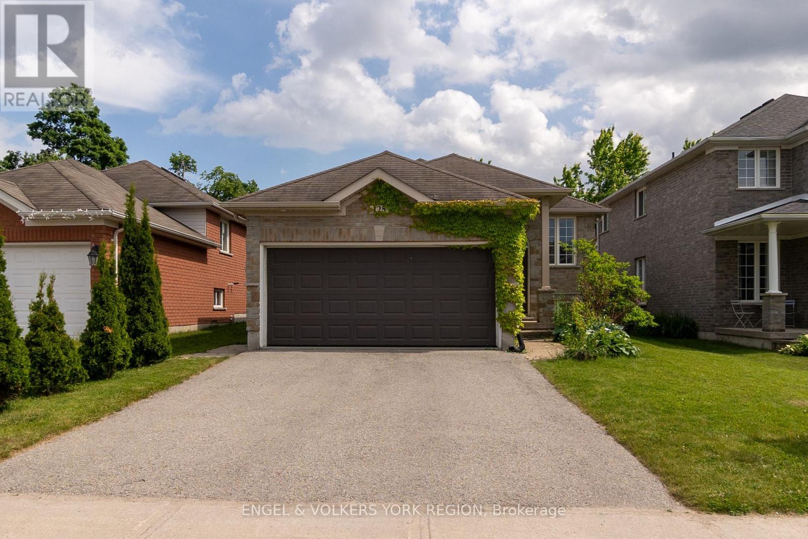Property at 125 SOVEREIGN'S GATE image 3