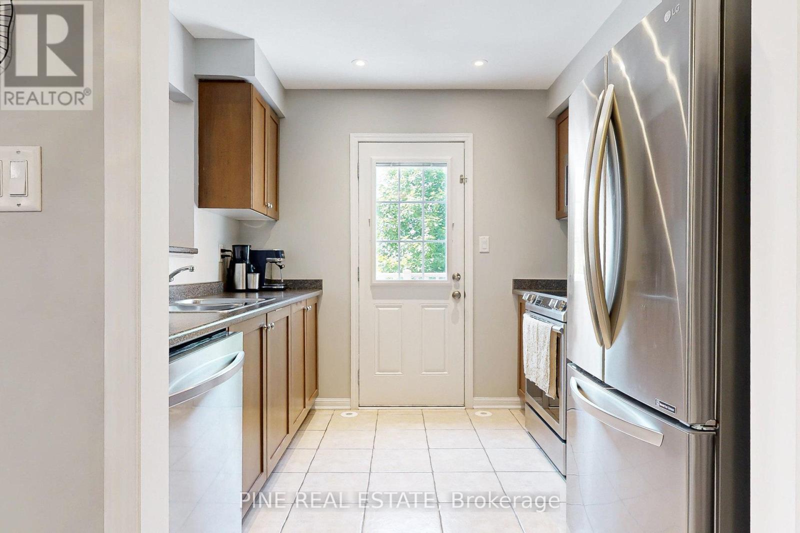 649 Speyer Circle, Milton, Ontario  L9T 0Y5 - Photo 10 - W12226144