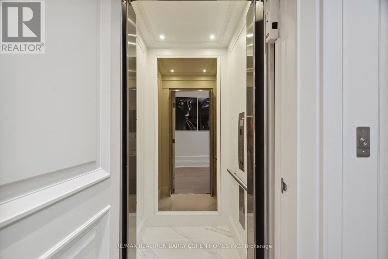 23 Lauderdale Drive, Toronto (St. Andrew-Windfields), Ontario  M2L 2A8 - Photo 14 - C12226288
