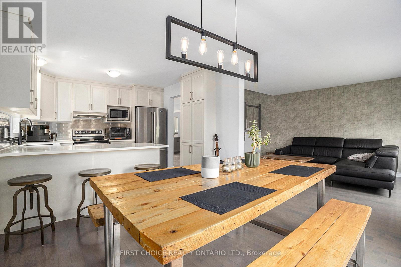 Property at 636 ROBERT STREET image 4