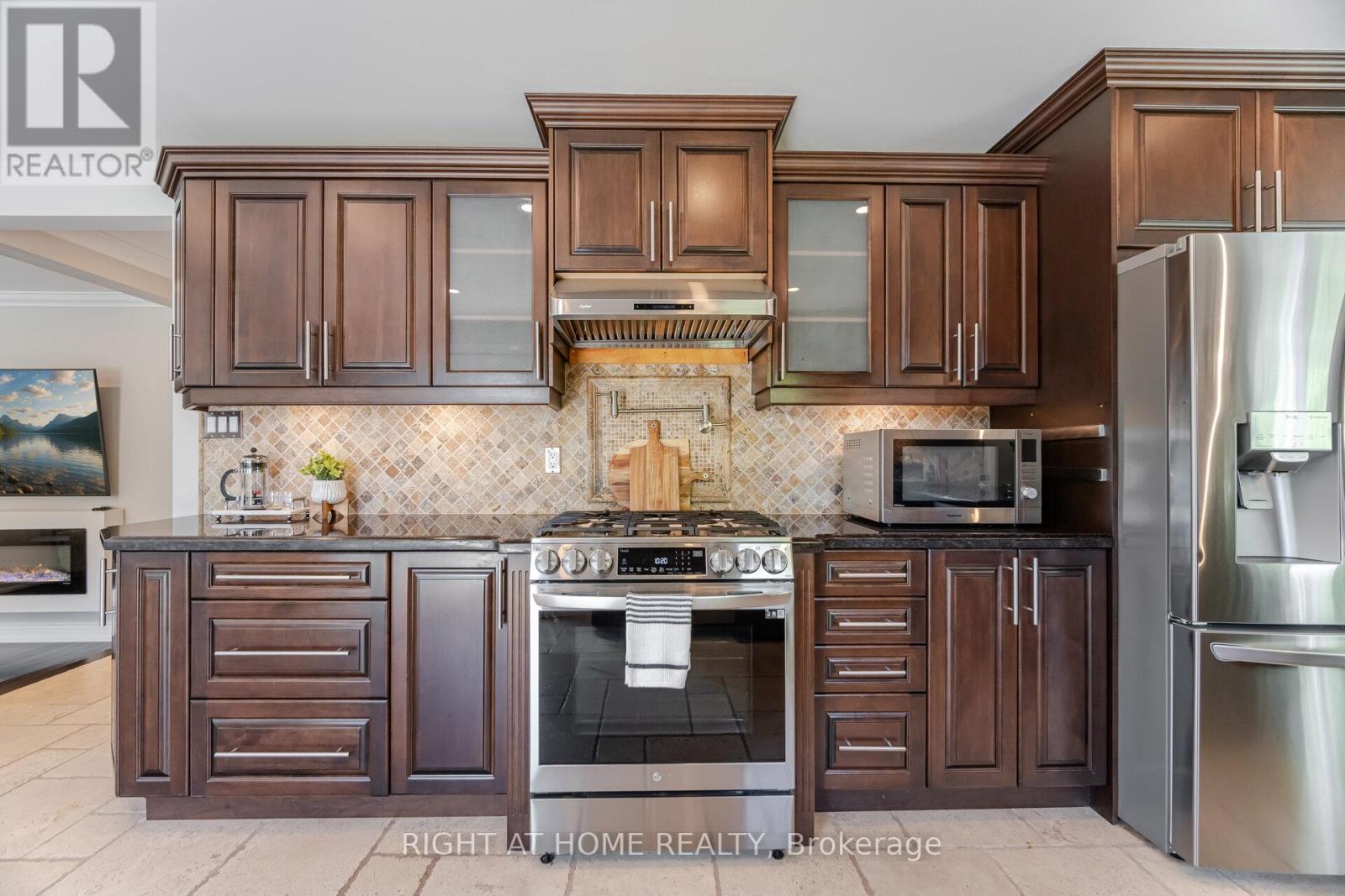 2579 Kenna Court, Mississauga (Sheridan), Ontario  L5K 2K4 - Photo 13 - W12226367