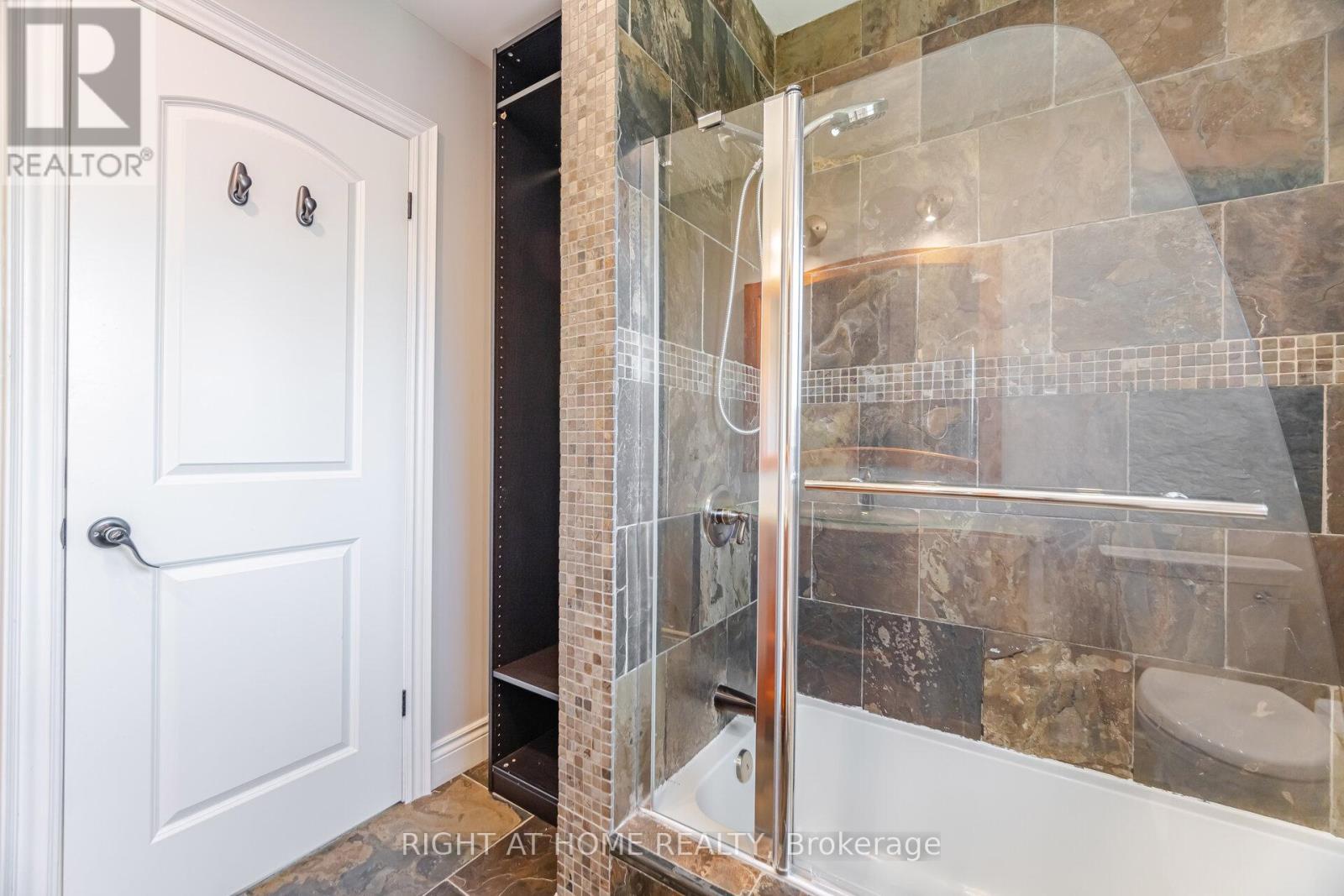 2579 Kenna Court, Mississauga (Sheridan), Ontario  L5K 2K4 - Photo 37 - W12226367