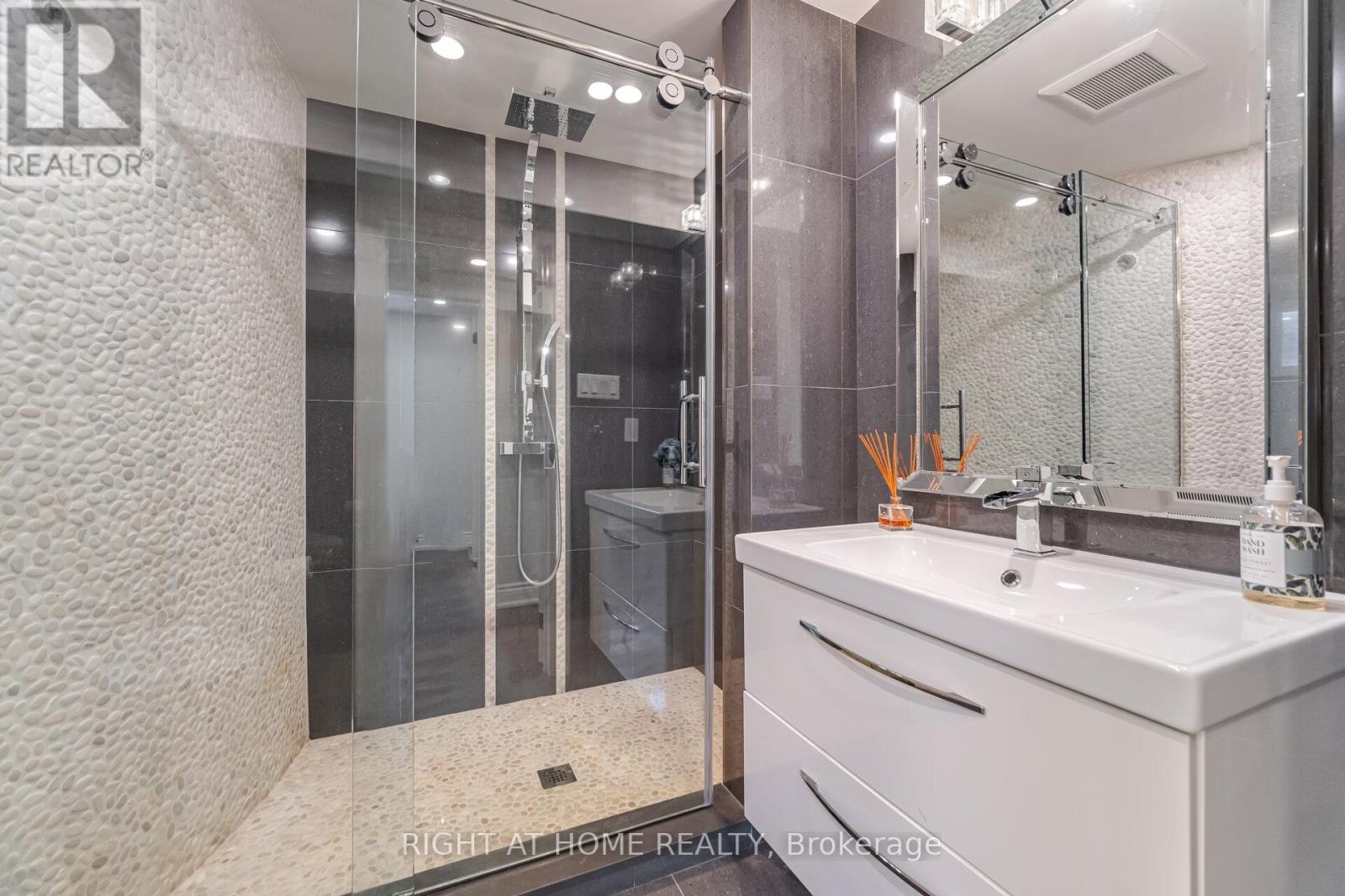 2579 Kenna Court, Mississauga (Sheridan), Ontario  L5K 2K4 - Photo 47 - W12226367