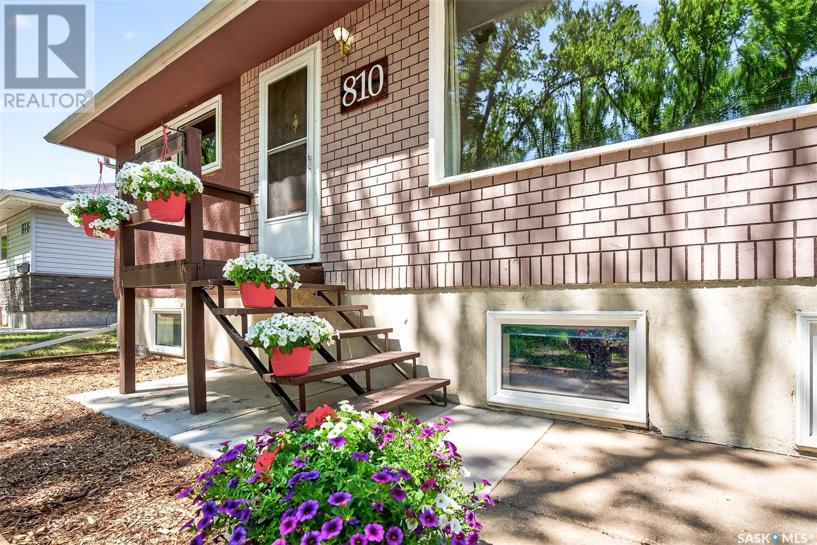 Property at 810 Grandview STREET W image 2