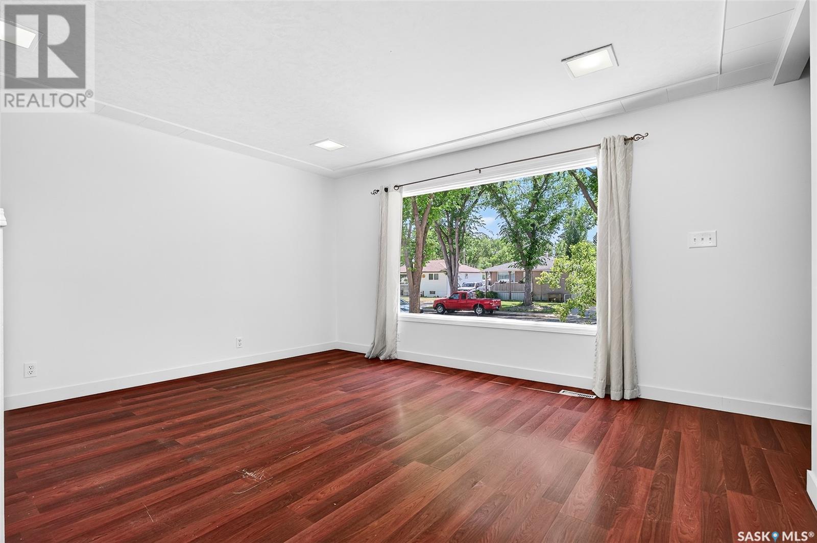 Property at 810 Grandview STREET W image 4