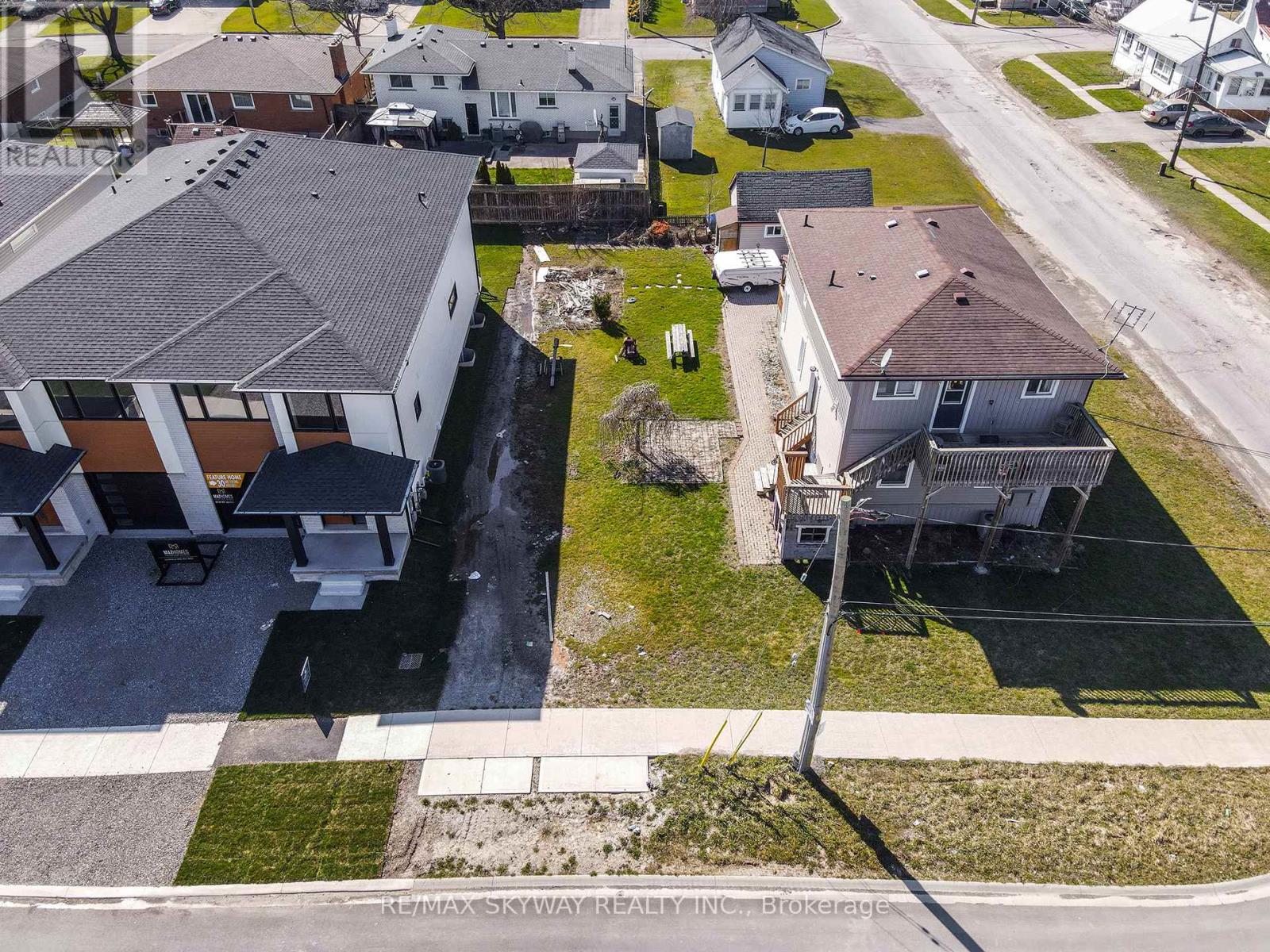 162 Louise Street, Welland (Lincoln/crowland), Ontario  L3B 5H2 - Photo 1 - X12226443