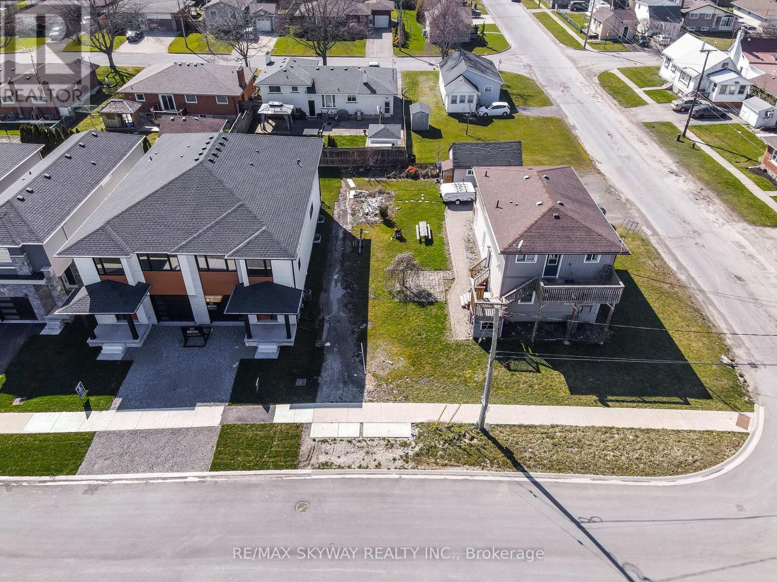 162 Louise Street, Welland (Lincoln/crowland), Ontario  L3B 5H2 - Photo 2 - X12226443