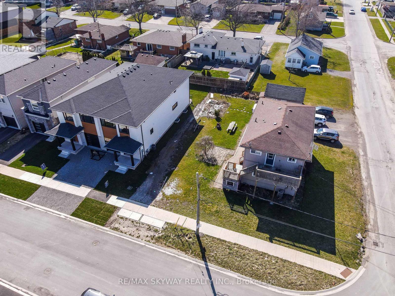 162 Louise Street, Welland (Lincoln/crowland), Ontario  L3B 5H2 - Photo 3 - X12226443
