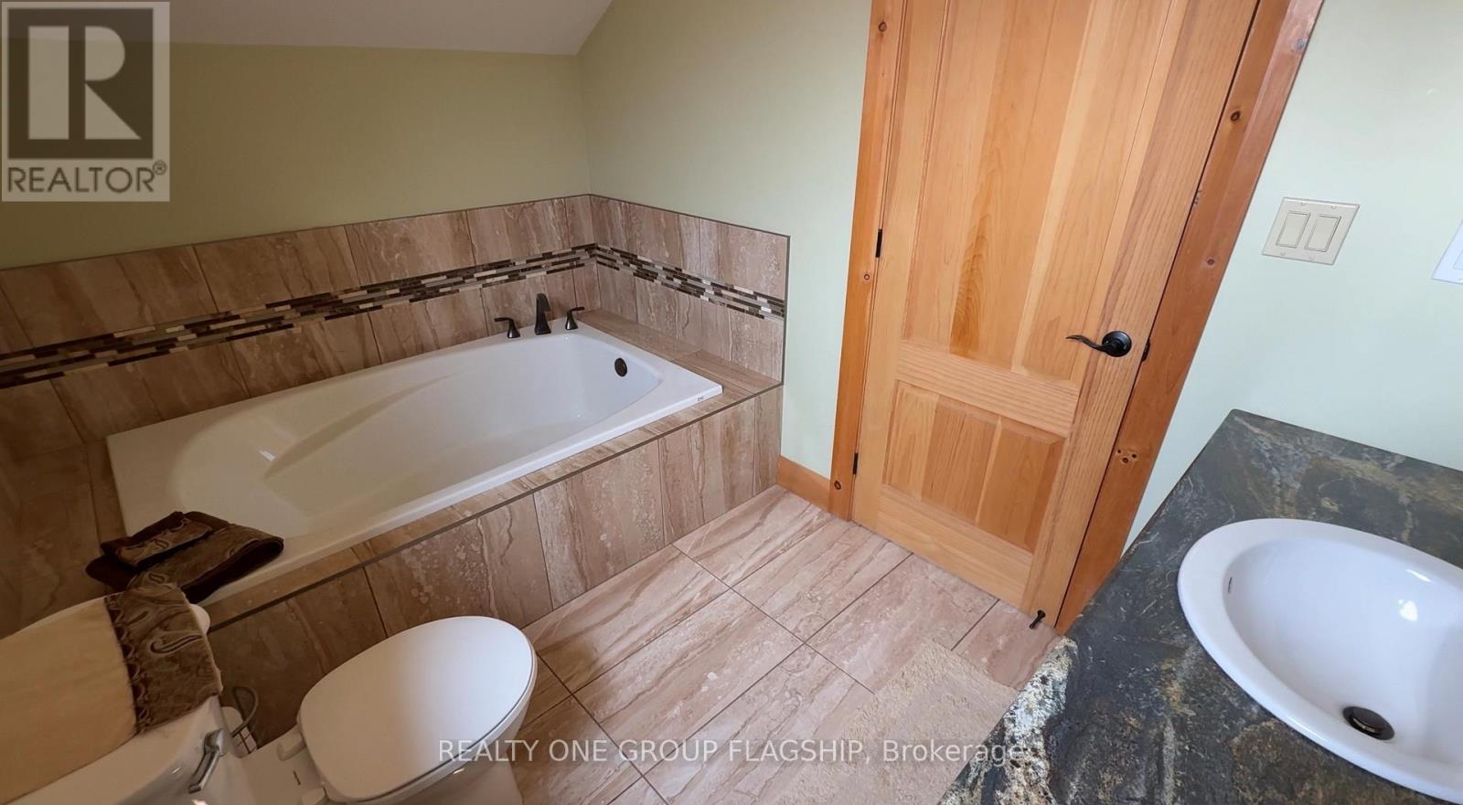 8529 Kinnaird Road, Lambton Shores (Bosanquet), Ontario  N0N 1J3 - Photo 43 - X12226769