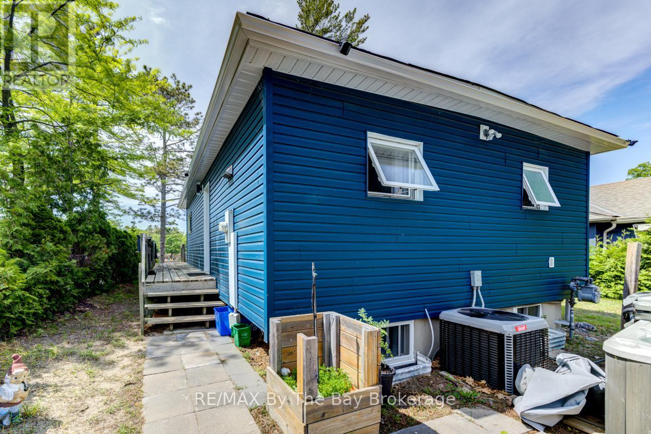 Property at 1250 RIVER ROAD W image 2