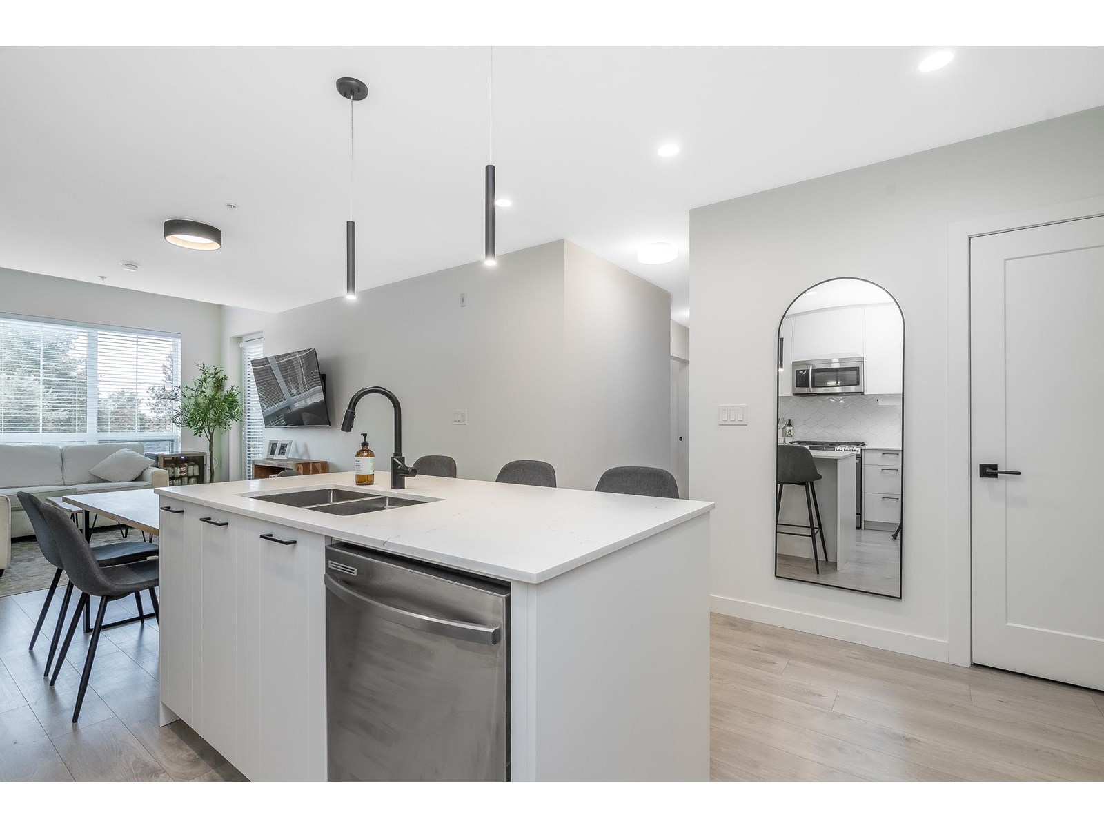 Property at A412 20018 83A AVENUE image 3