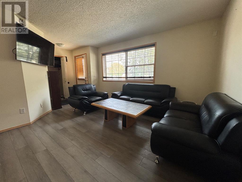 Property at 106, 8 Everridge Square SW image 3