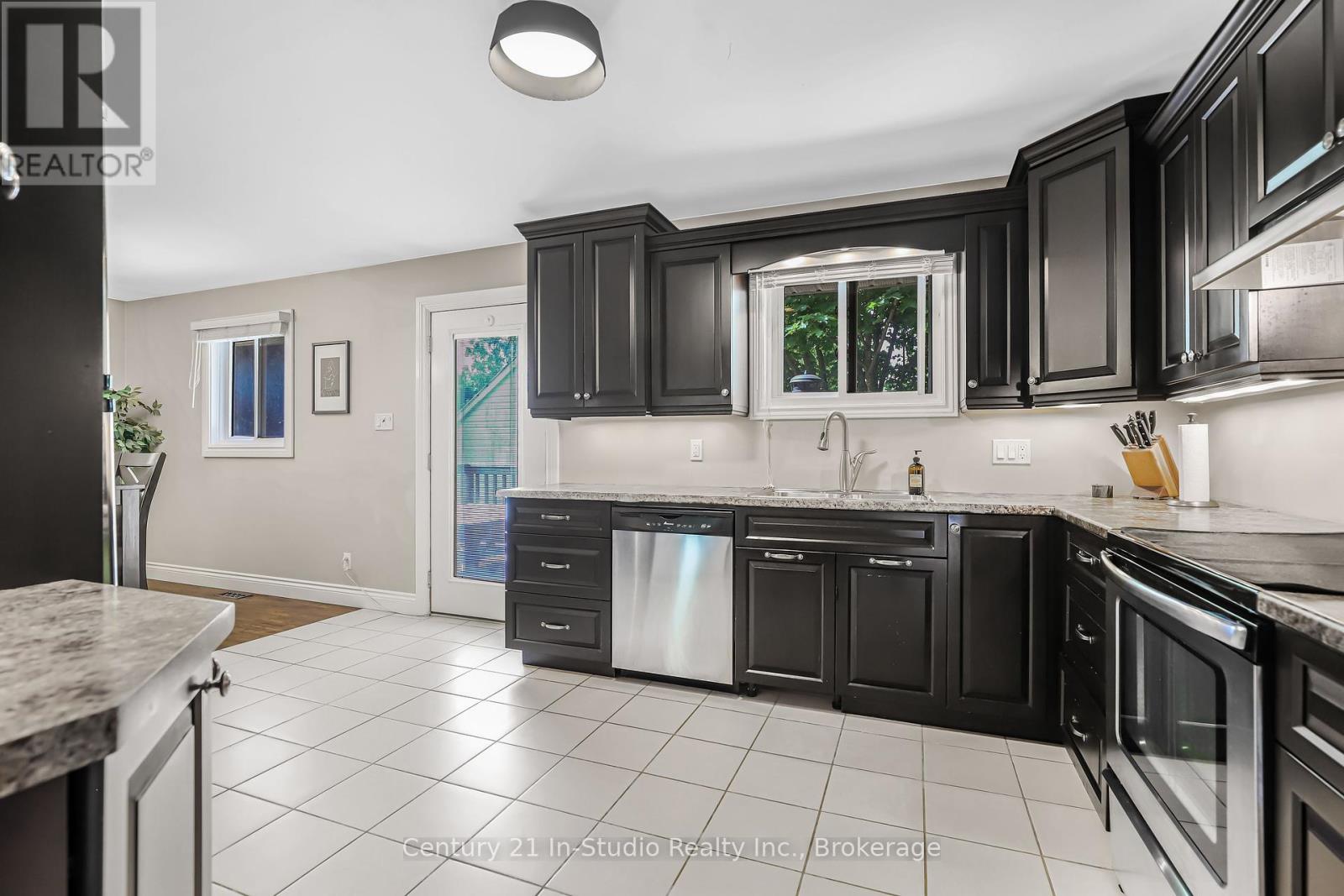 372 St Albert Street, Kincardine, Ontario  N2Z 2V3 - Photo 27 - X12227177