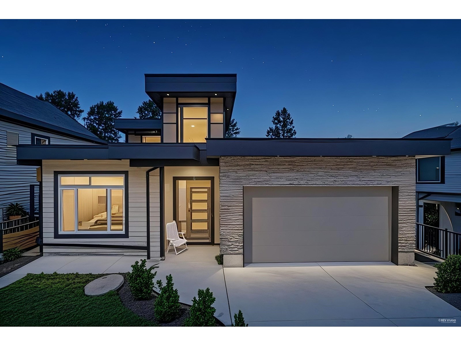 Property at 4 5988 LINDEMAN STREET image 1