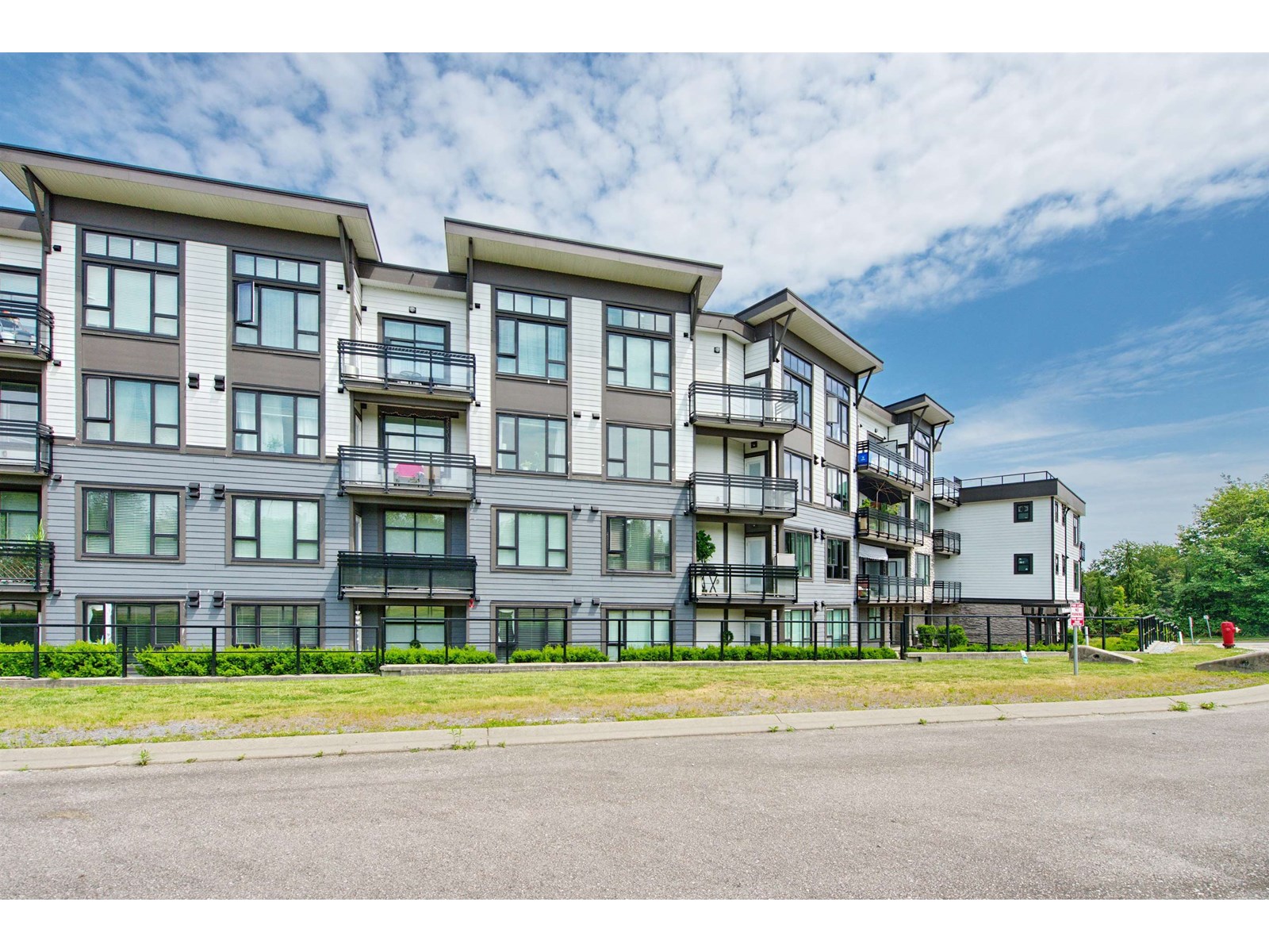 309 9983 E BARNSTON DRIVE, surrey, British Columbia V4N6T3