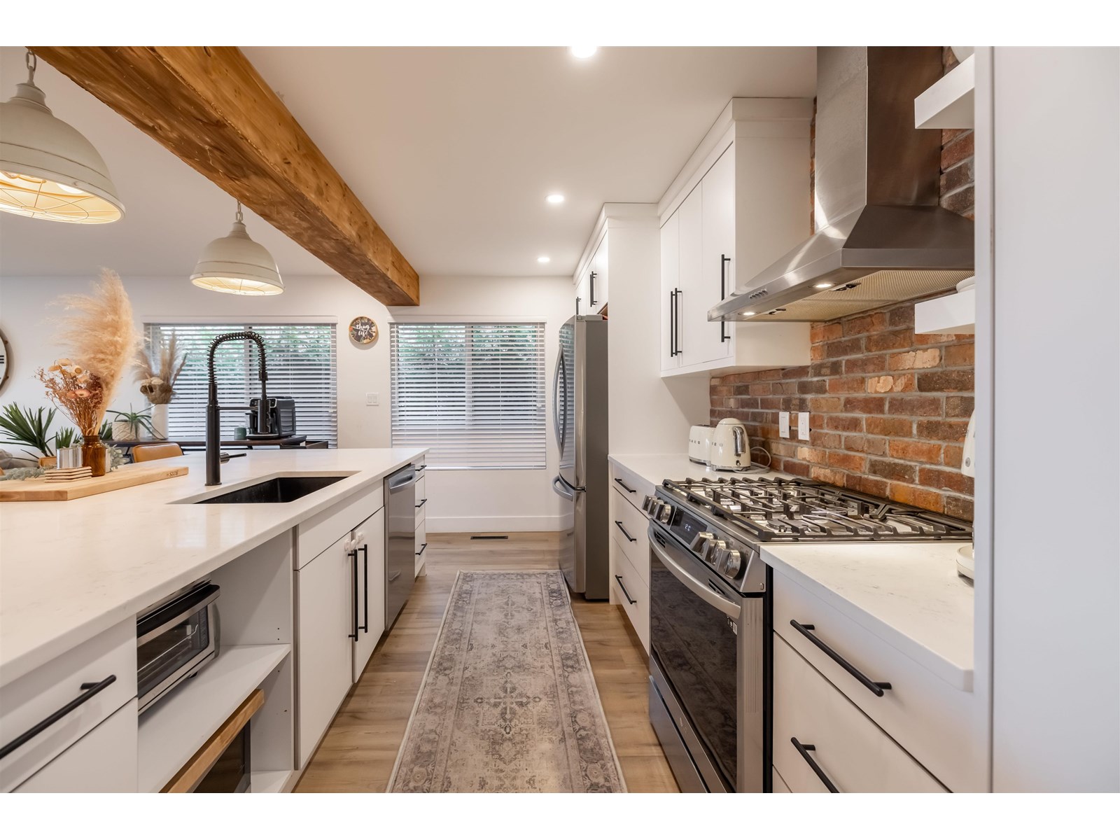 Property at 15170 BEACHVIEW AVENUE image 5