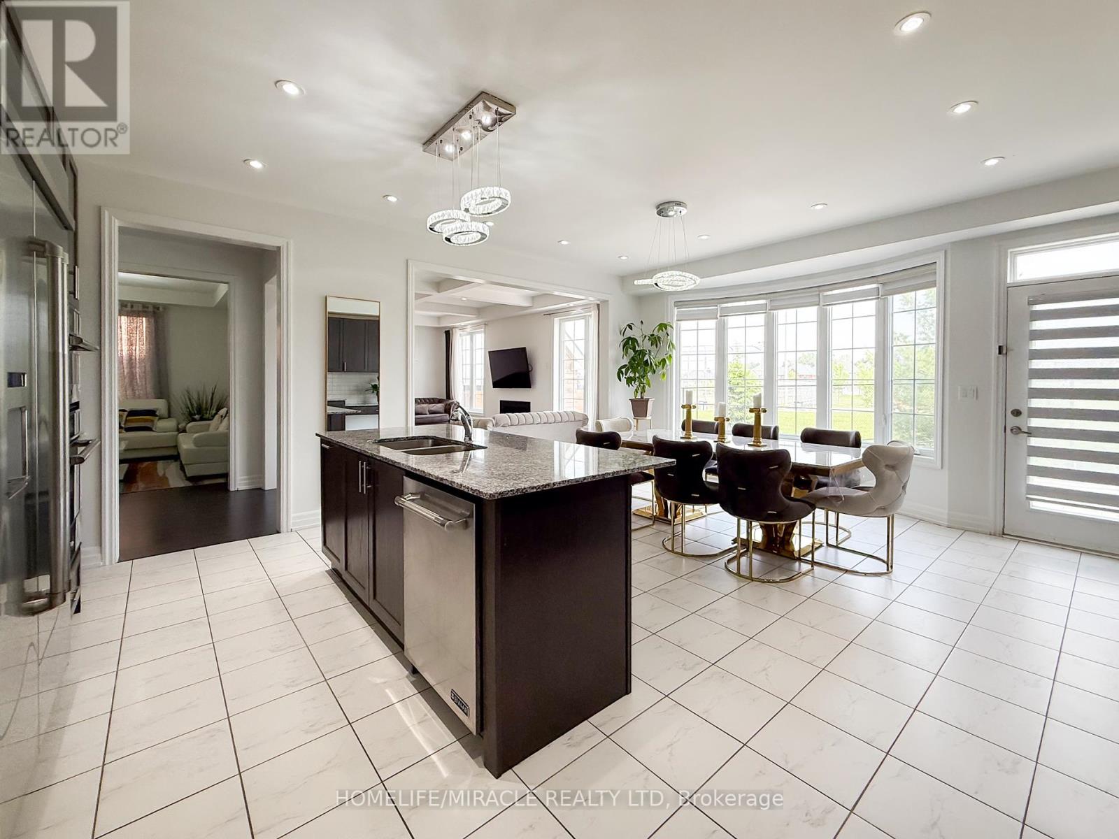 118 Frank Kelly Drive, East Gwillimbury, Ontario  L9N 0V1 - Photo 15 - N12227208