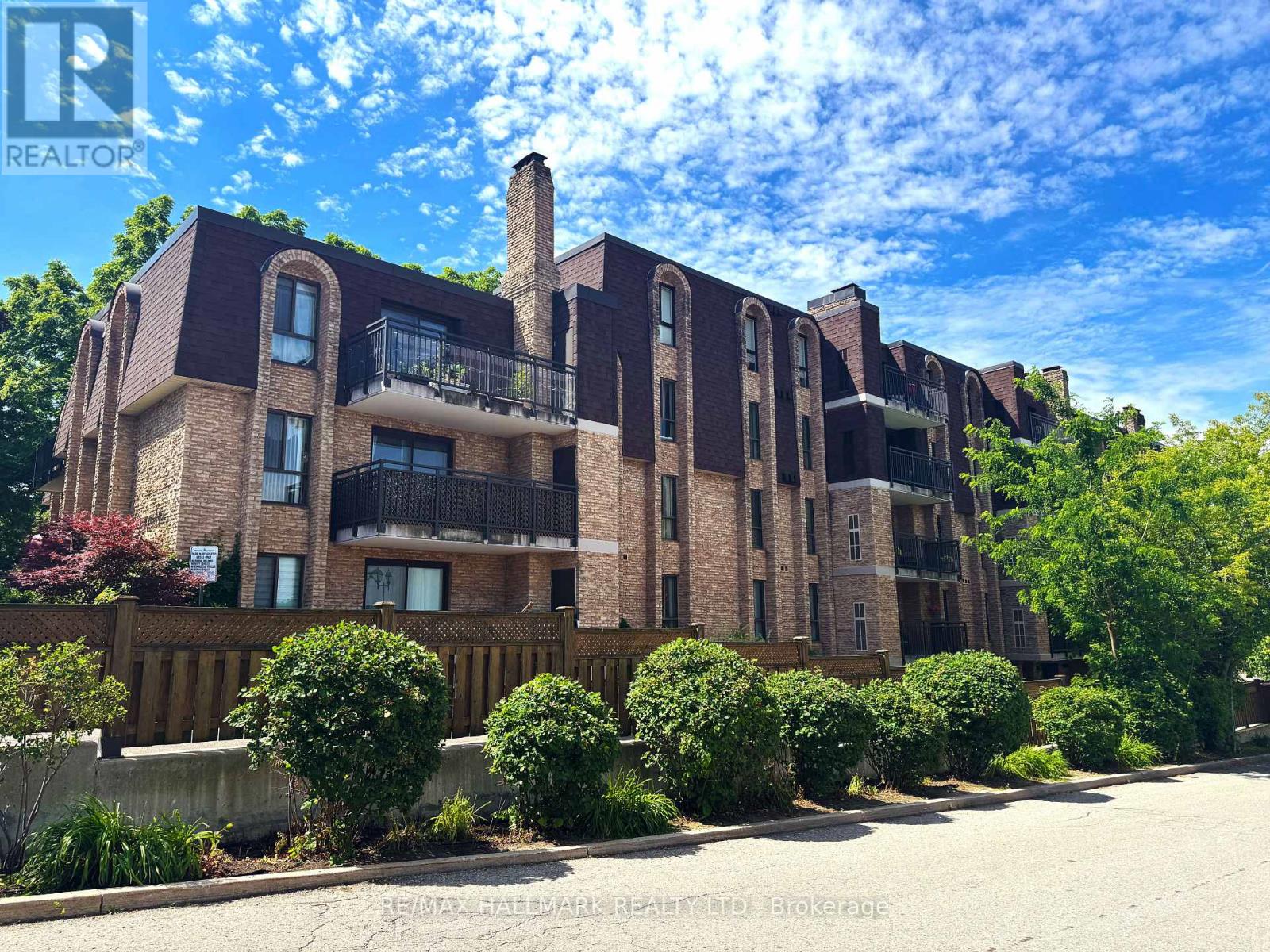402 - 15390 Yonge Street, Aurora (Aurora Village), Ontario  L4G 1N8 - Photo 1 - N12227243