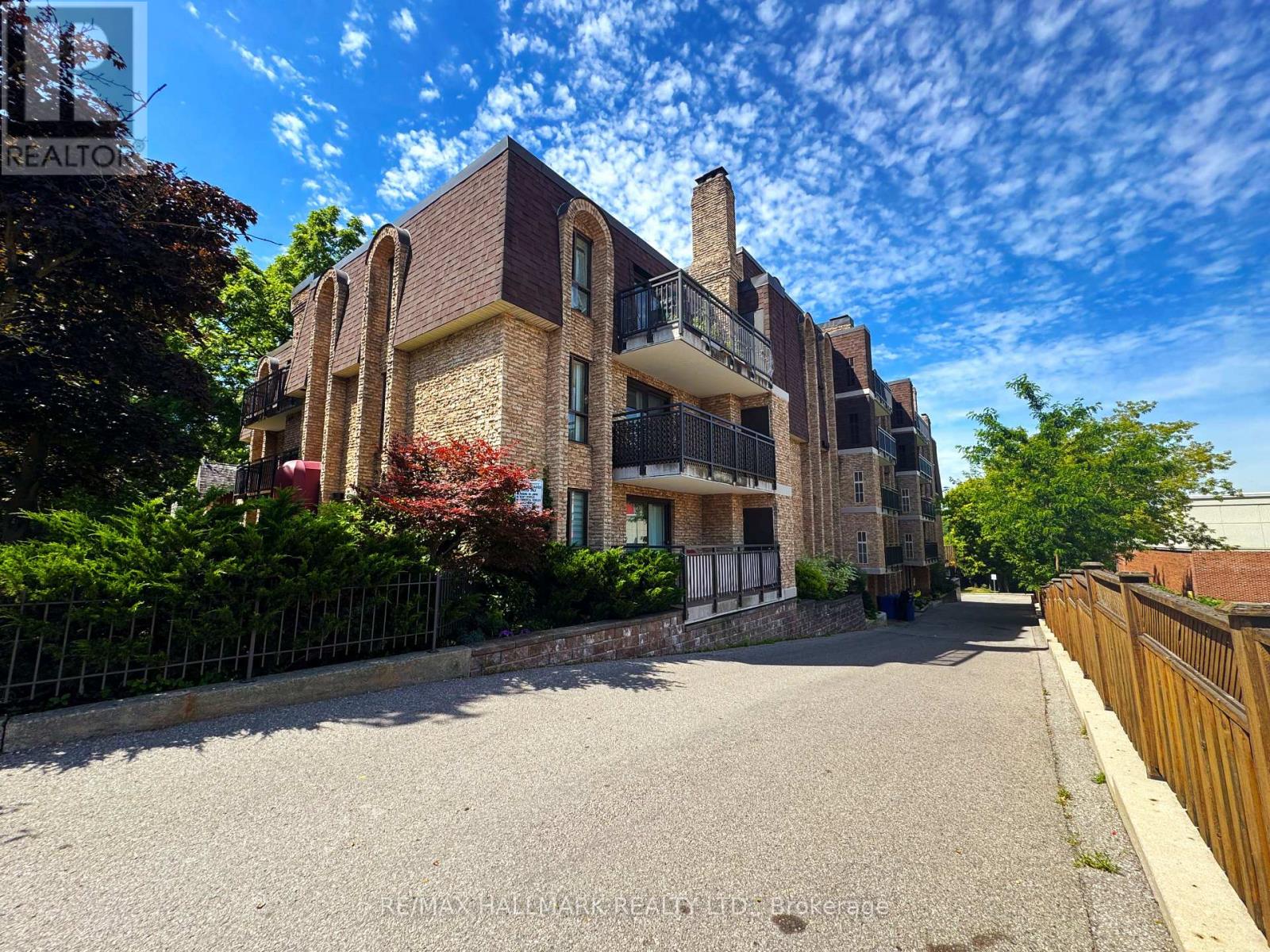 402 - 15390 Yonge Street, Aurora (Aurora Village), Ontario  L4G 1N8 - Photo 18 - N12227243