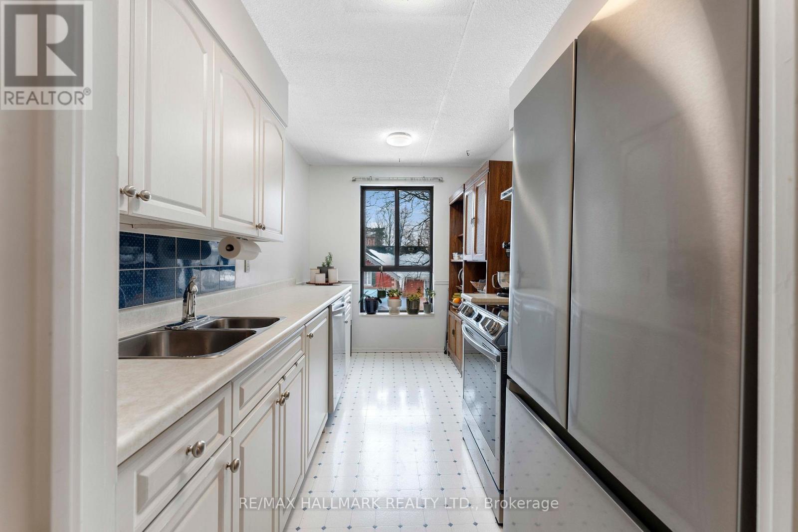 402 - 15390 Yonge Street, Aurora (Aurora Village), Ontario  L4G 1N8 - Photo 5 - N12227243