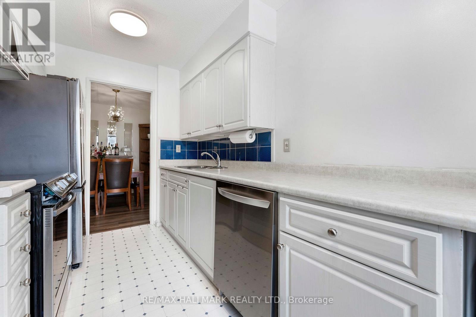 402 - 15390 Yonge Street, Aurora (Aurora Village), Ontario  L4G 1N8 - Photo 6 - N12227243