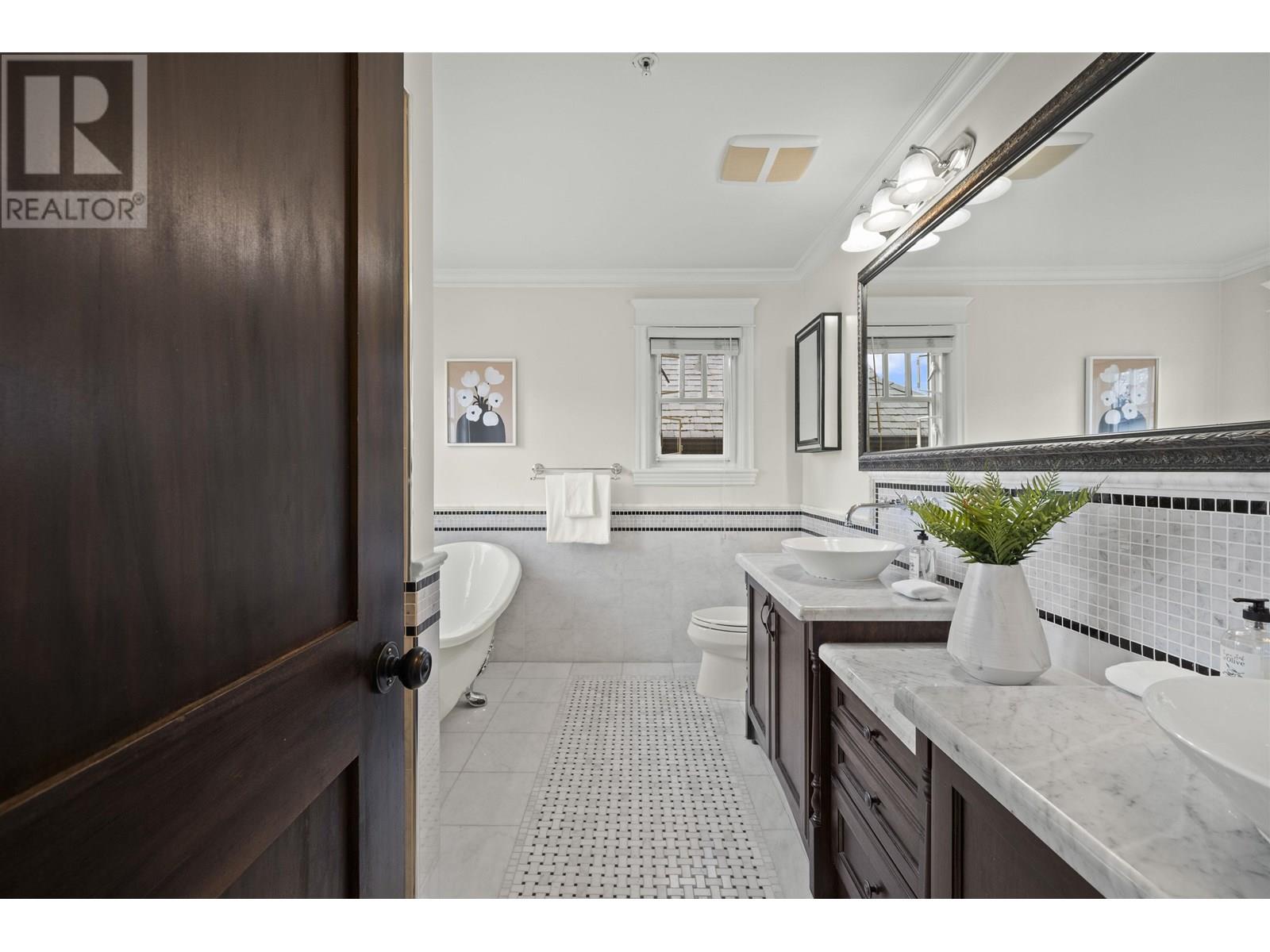 Listing Picture 19 of 40 : 4509 W 8TH AVENUE, Vancouver / 溫哥華 - 魯藝地產 Yvonne Lu Group - MLS Medallion Club Member