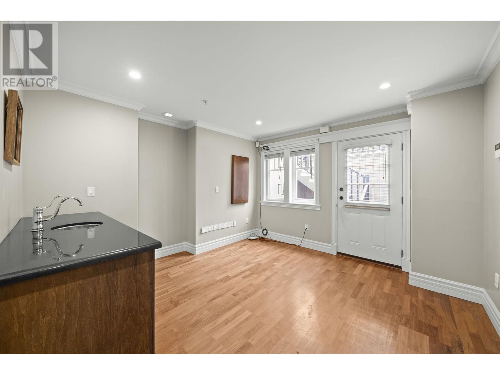 Listing Picture 32 of 40 : 4509 W 8TH AVENUE, Vancouver / 溫哥華 - 魯藝地產 Yvonne Lu Group - MLS Medallion Club Member