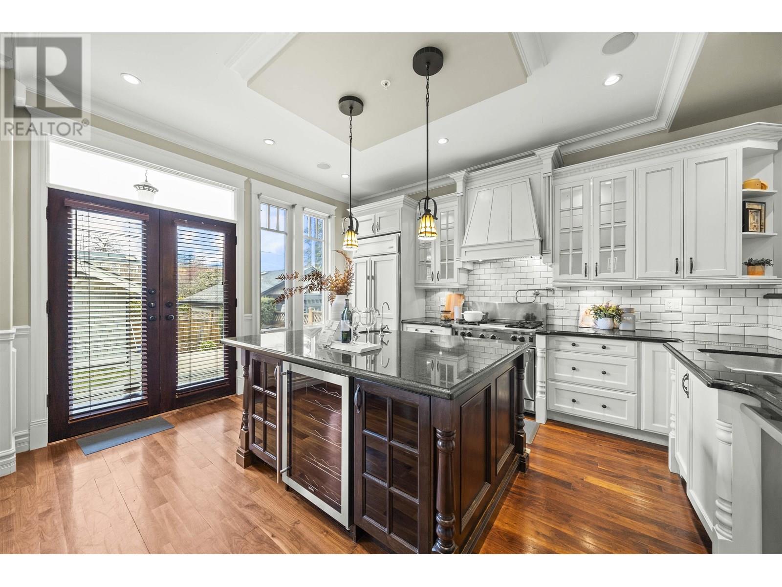 Listing Picture 9 of 40 : 4509 W 8TH AVENUE, Vancouver / 溫哥華 - 魯藝地產 Yvonne Lu Group - MLS Medallion Club Member