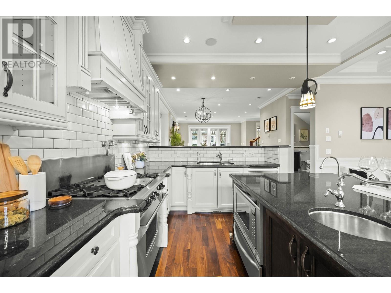 Listing Picture 10 of 40 : 4509 W 8TH AVENUE, Vancouver / 溫哥華 - 魯藝地產 Yvonne Lu Group - MLS Medallion Club Member