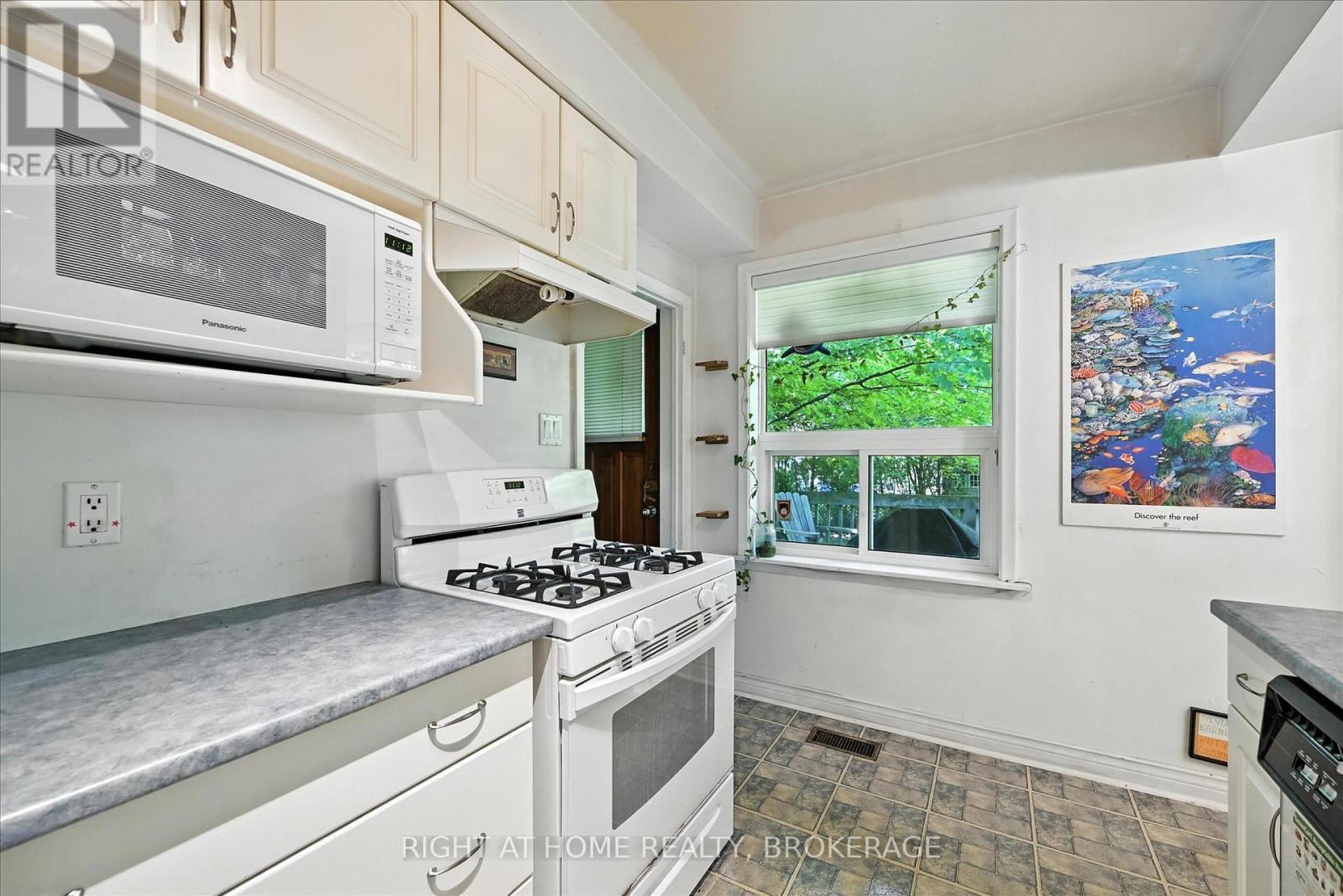 542 Trudale Court, Oakville (Wo West), Ontario  L6L 4H1 - Photo 10 - W12227387