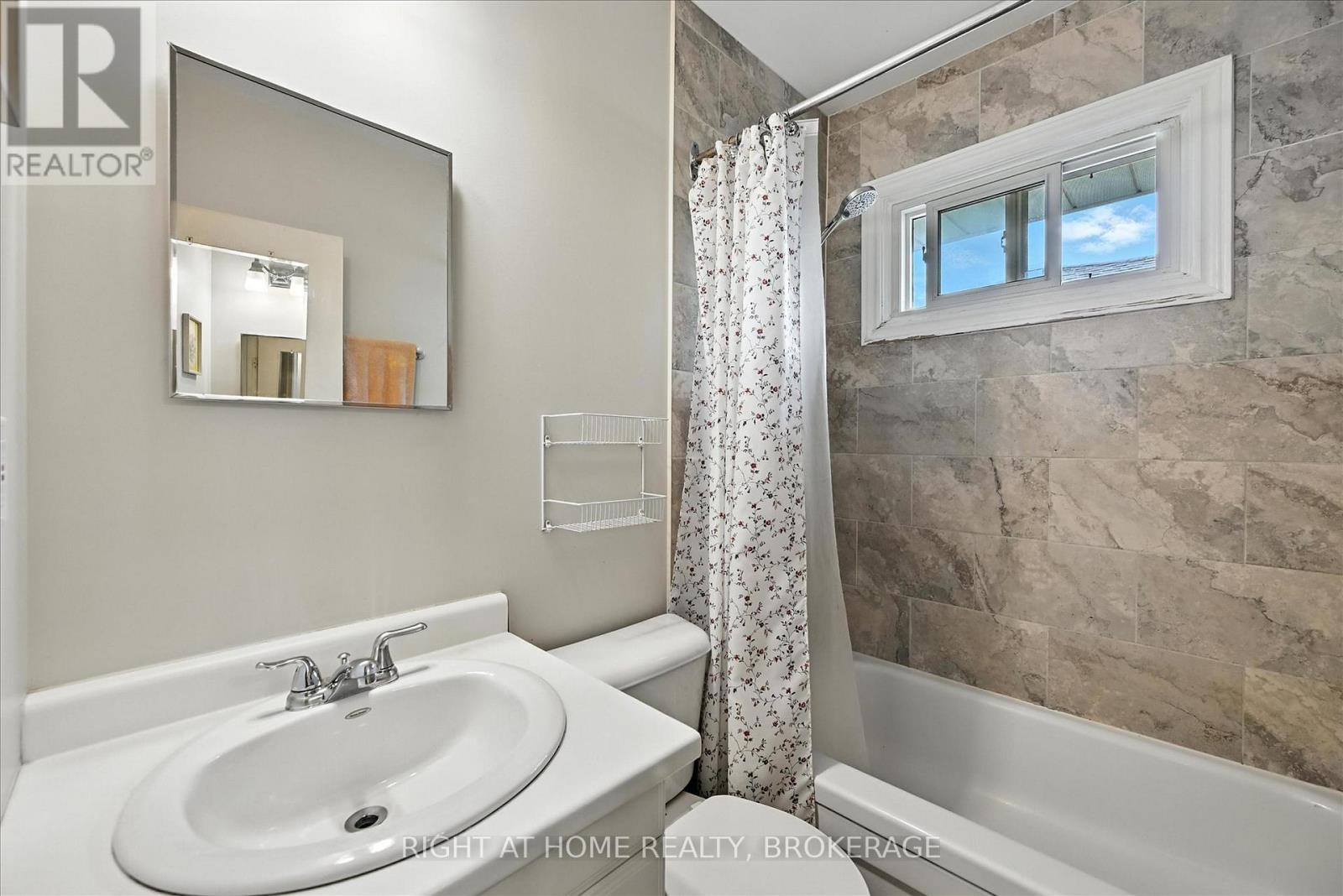 542 Trudale Court, Oakville (Wo West), Ontario  L6L 4H1 - Photo 13 - W12227387