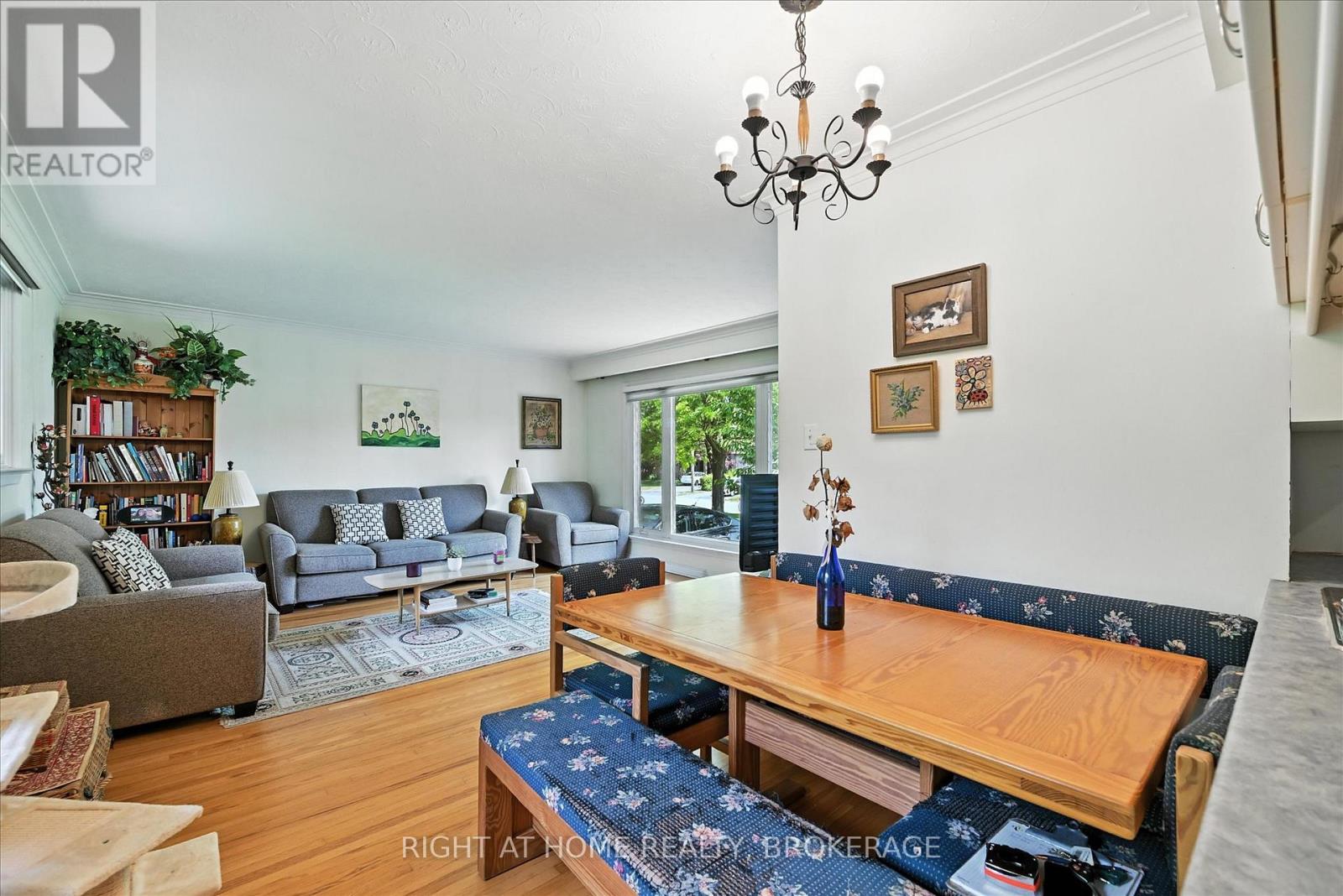 542 Trudale Court, Oakville (Wo West), Ontario  L6L 4H1 - Photo 7 - W12227387