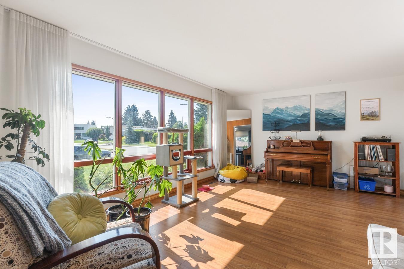 Property at 9208 71 ST NW image 5