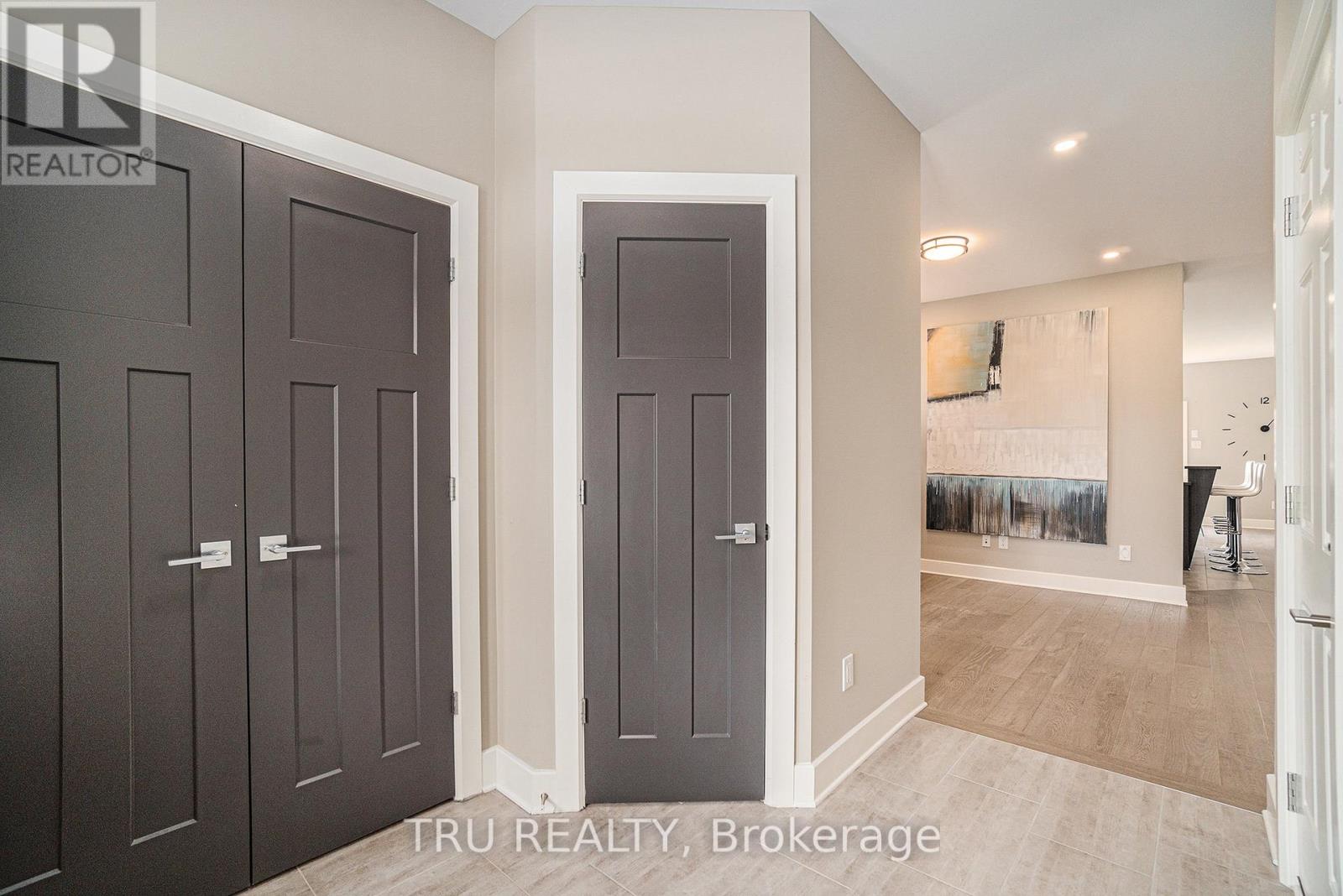 Property at 670 PARADE DRIVE image 3