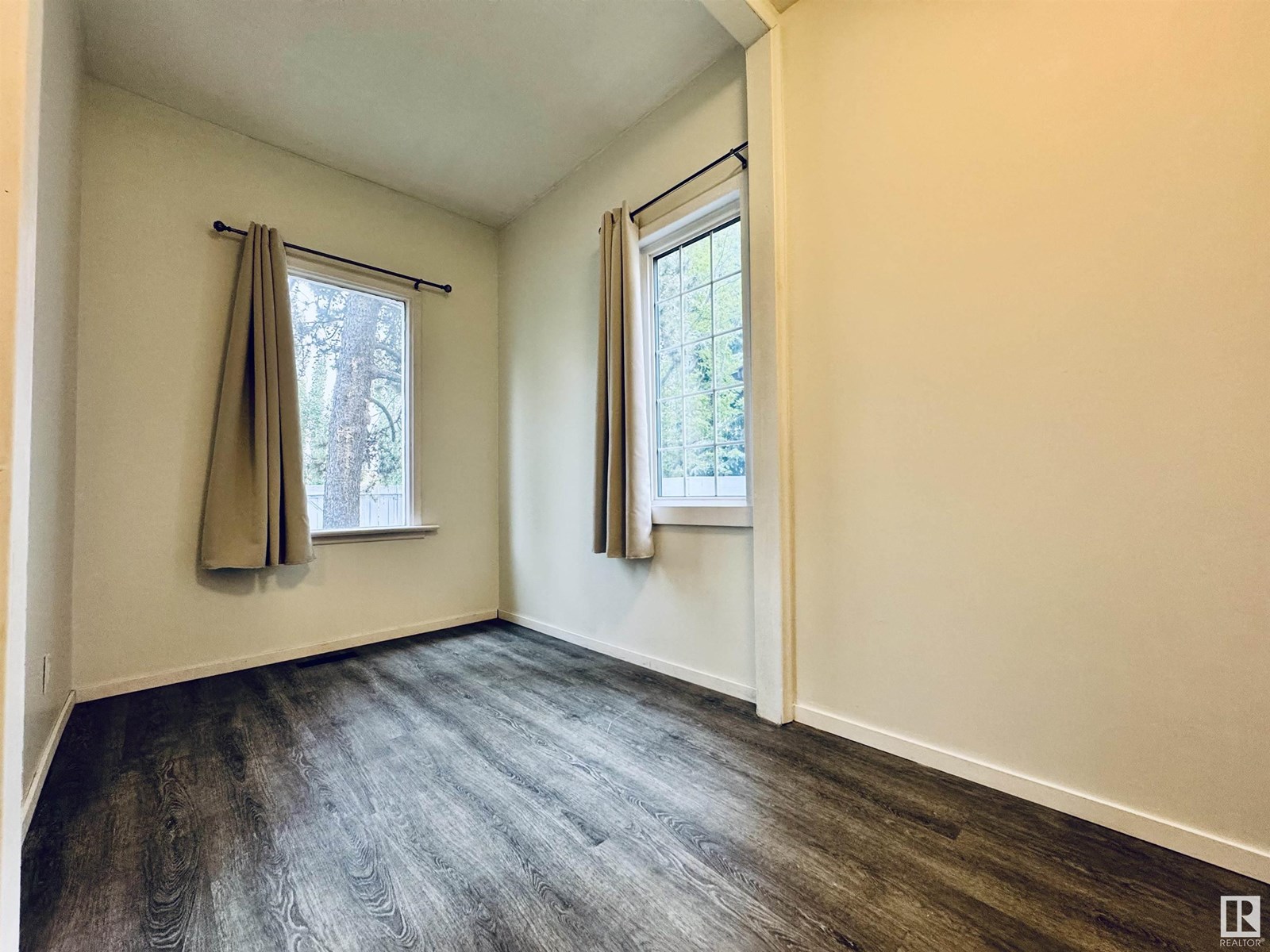 Property at 11414 81 ST NW image 4